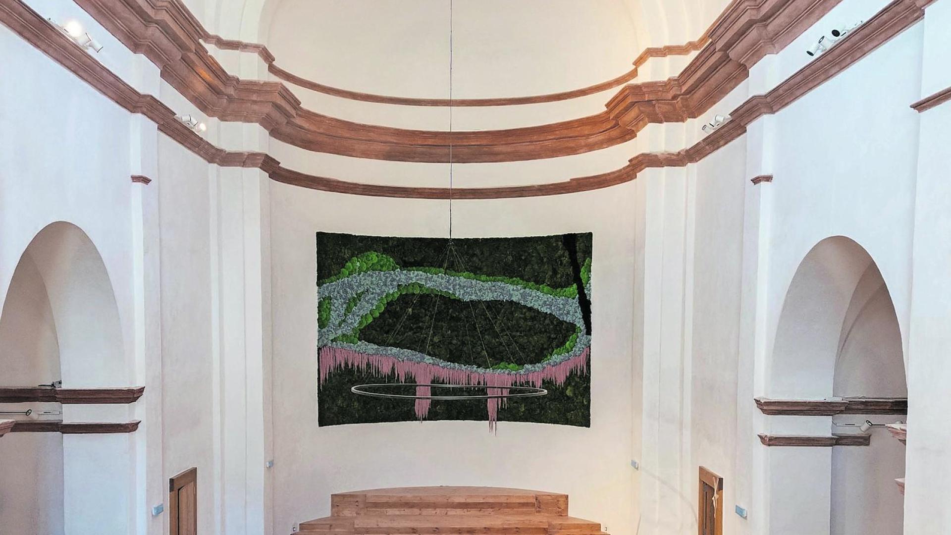 Al fondo, el jardín vertical que refleja una foto aérea de la zona de La Mejana y que la empresa Singular Green ha instalado en la zona del presbiterio de San Nicolás, sobre la grada fija que se ha construido