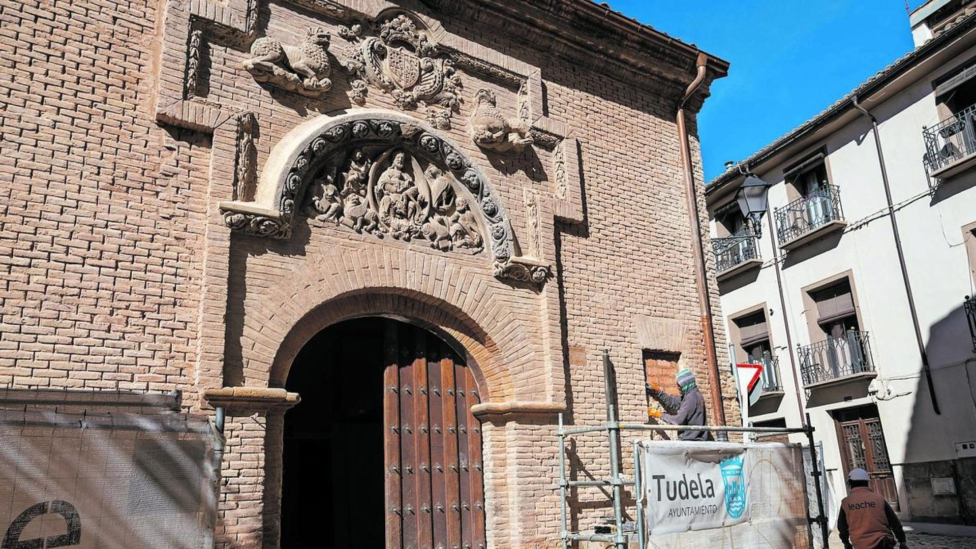 Fachada de la antigua iglesia de San Nicolás, con su tímpano del siglo XII también restaurado.