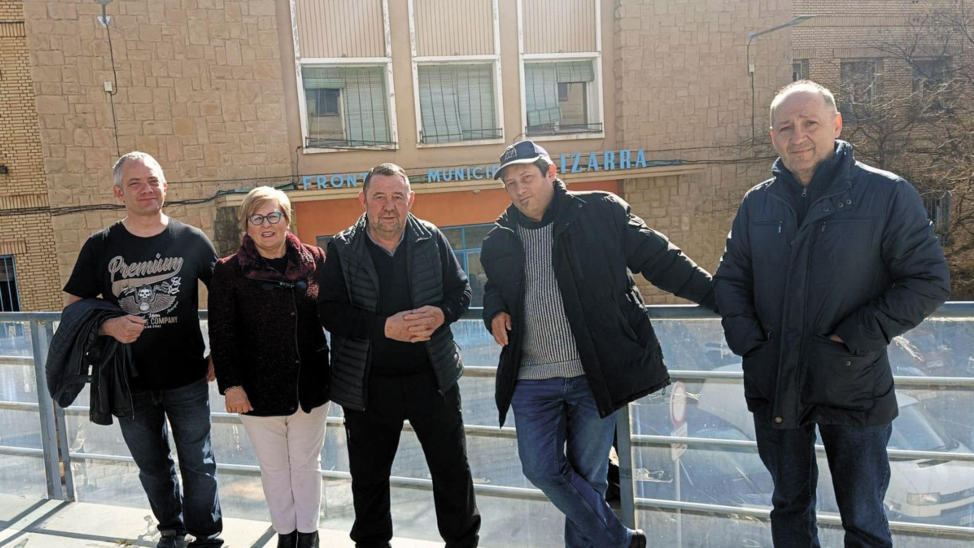 Desde la izda., Jesús San Félix, Carmen Zaborras, Santiago Erro, Luis Urra y Julio Ruiz, miembros de la asociación vecinal con el frontón Lizarra detrás, del cual esperan solución.
