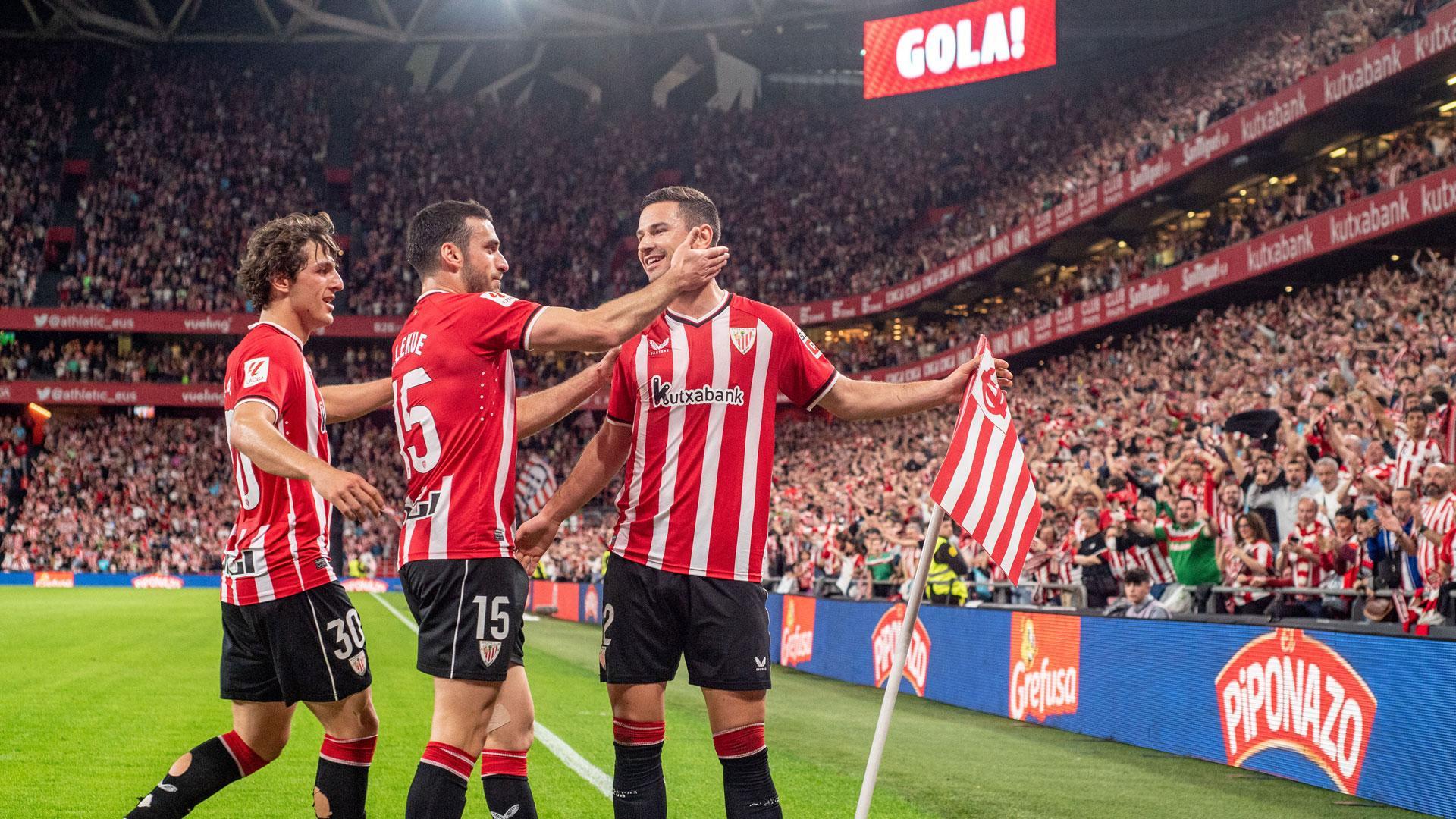 El delantero del Athletic Club de Bilbao Gorka Guruzeta (d) celebra marcar el primer gol del equipo bilbaíno, durante el partido de Liga ante el Alavés