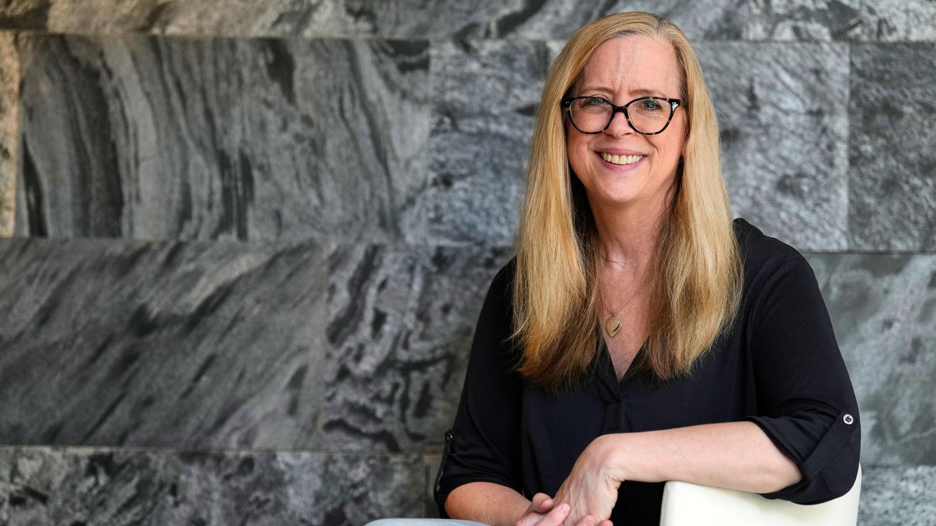 La escritora norteamericana Karen M. McManus, considerada la reina del thriller adolescente