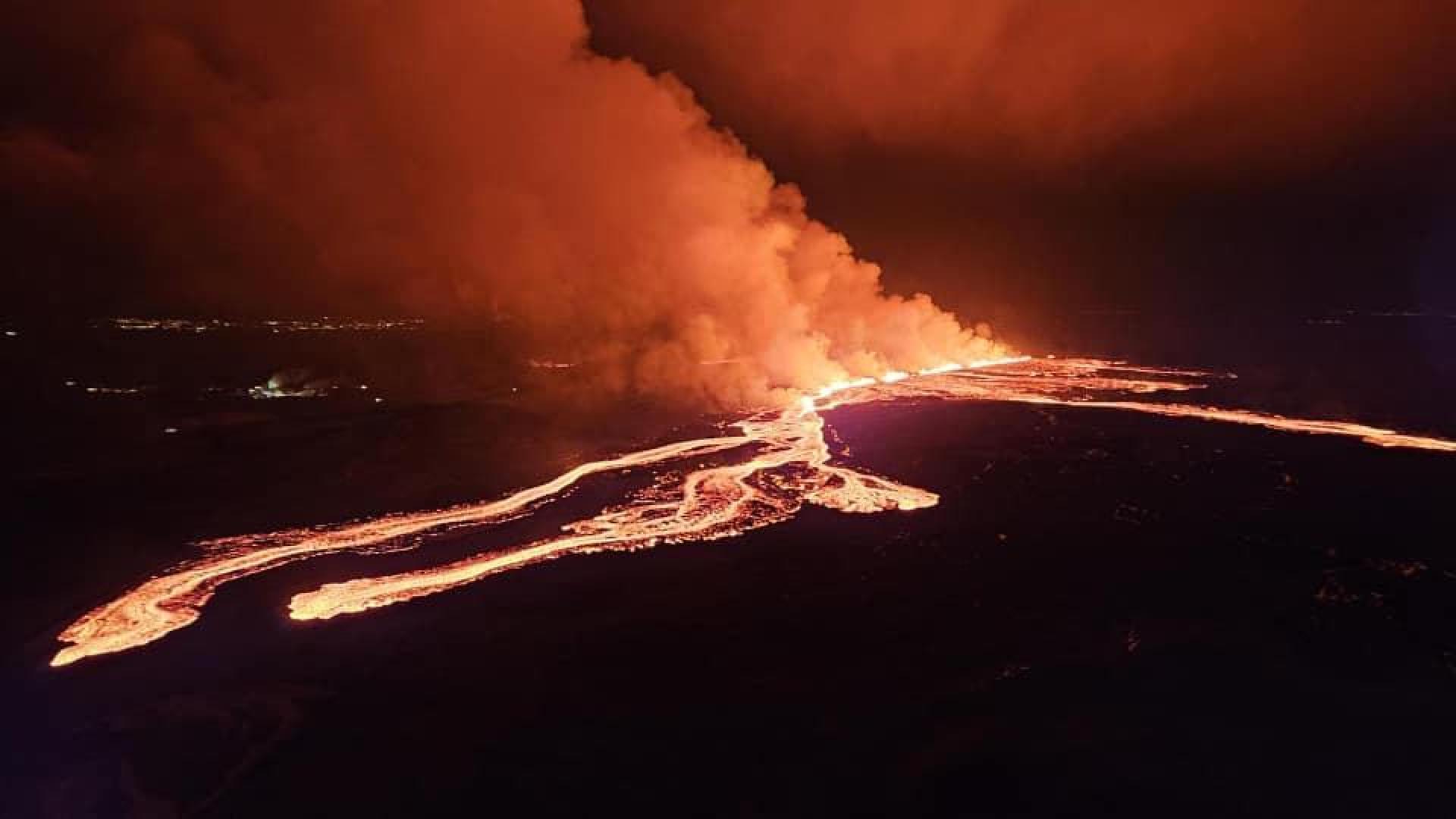 La erupción comenzó el sábado por la noche en el cráter de Sundhnjúkagígar, al norte de la evacuada ciudad de Grindavík, y rápidamente se formó una fisura de 2,9 kilómetros de longitud