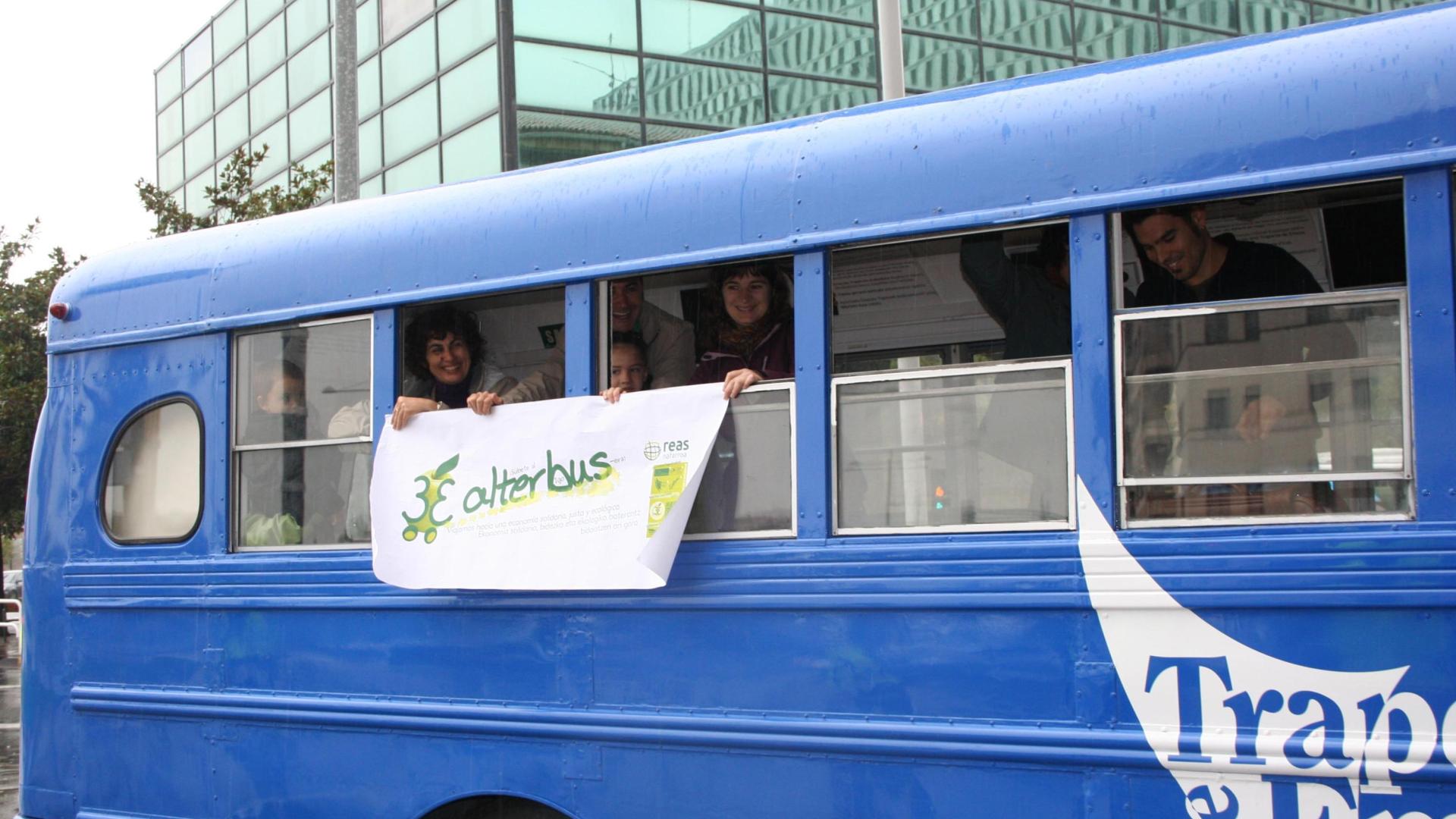Un autobús de Traperos de Emaús, una de las entidades miembro de REAS Navarra.