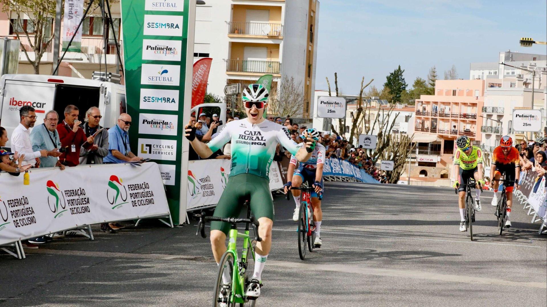 Joseba López celebra su victoria en la Classica Arrabida.