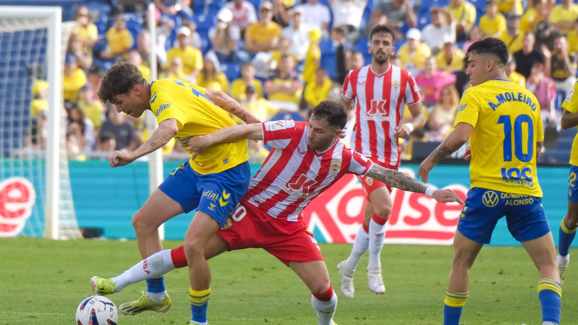 Los jugadores de Las Palmas y el Almería disputan un balón