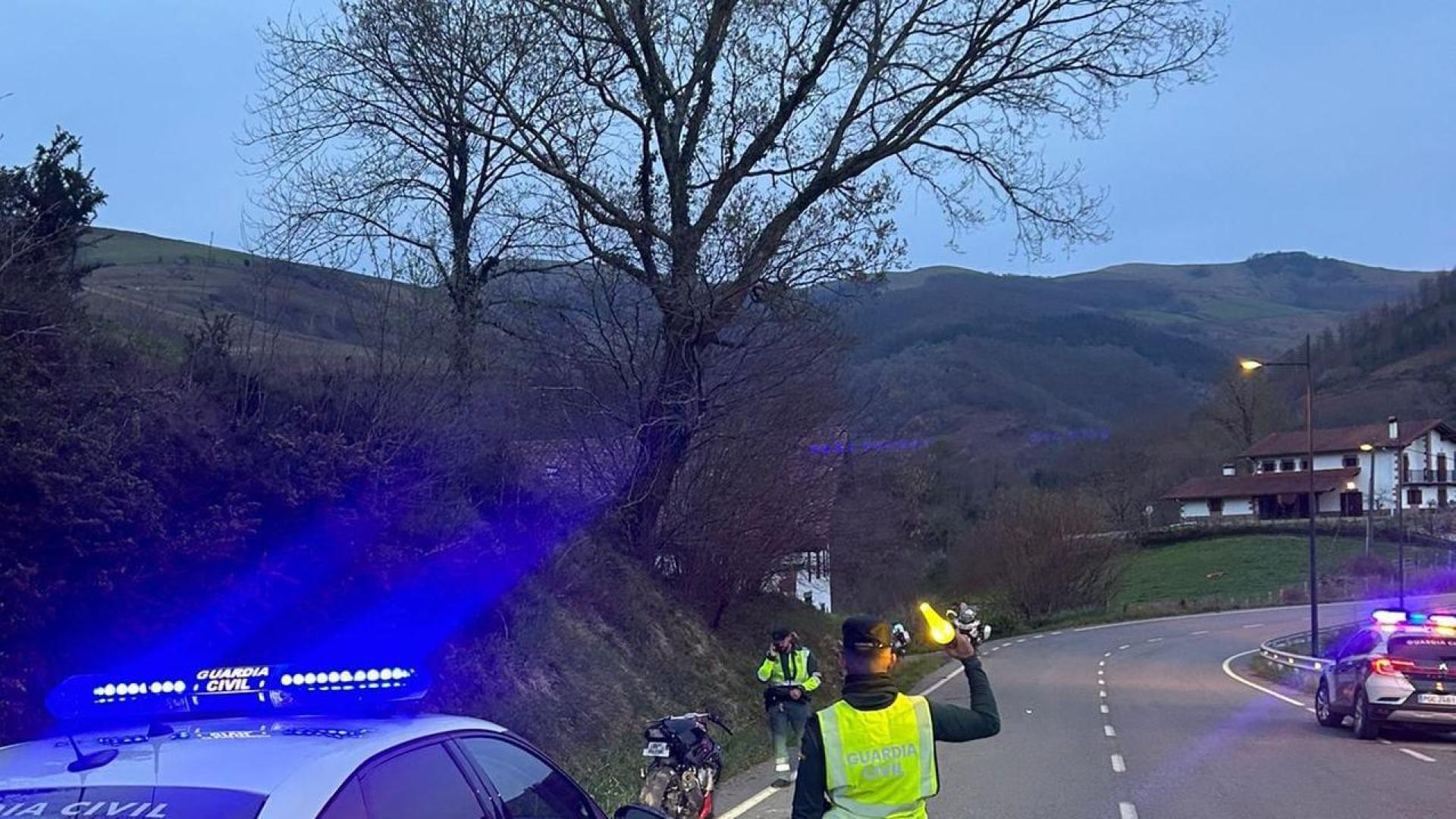 Patrullas de seguridad ciudadana de Guardia Civil habilitaron la zona para el aterrizaje del helicóptero de la Gendarmería Francesa y regularon la circulación en el punto del accidente