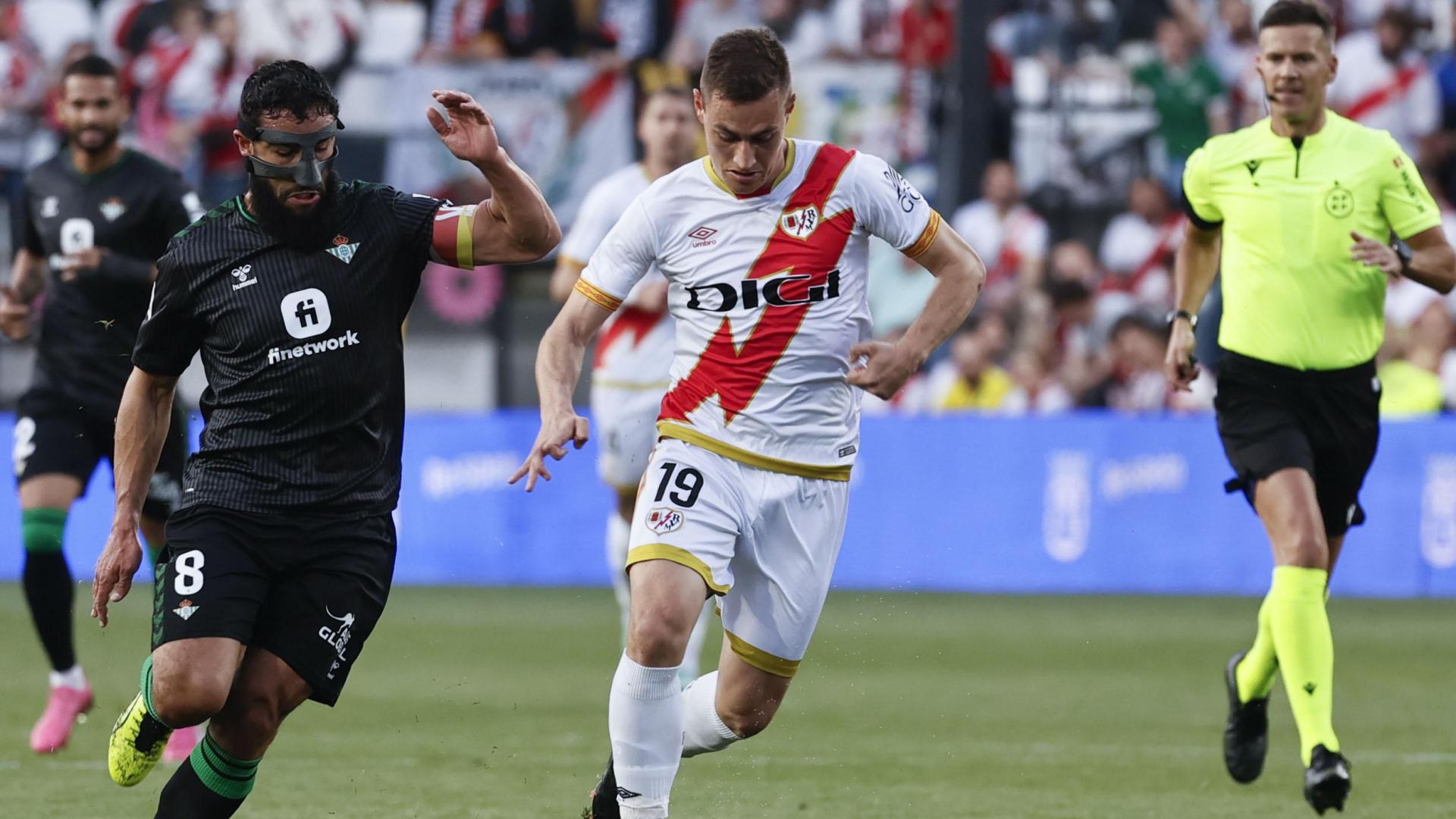 Jorge de Frutos pelea por un balón contra Nabil Fekir