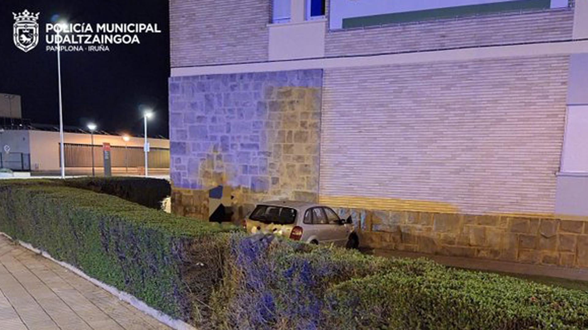 Lugar donde acabó el vehículo, contra la fachada de la UNED