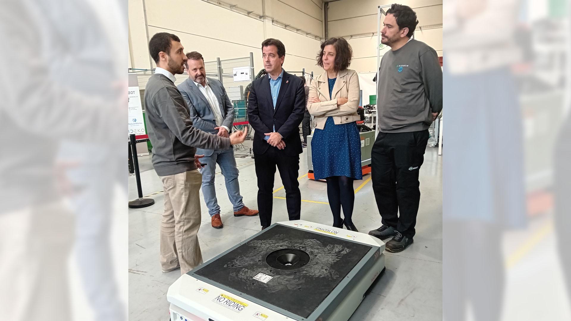 el consejero de Industria y de Transición Ecológica y Digital Empresarial, Mikel Irujo, el director de Fomento Empresarial, Íñigo Arruti, y la directora general de Energía I+D+i empresarial y Emprendimiento, Uxue Itoiz, en la sede de Aldakin de Alsasua