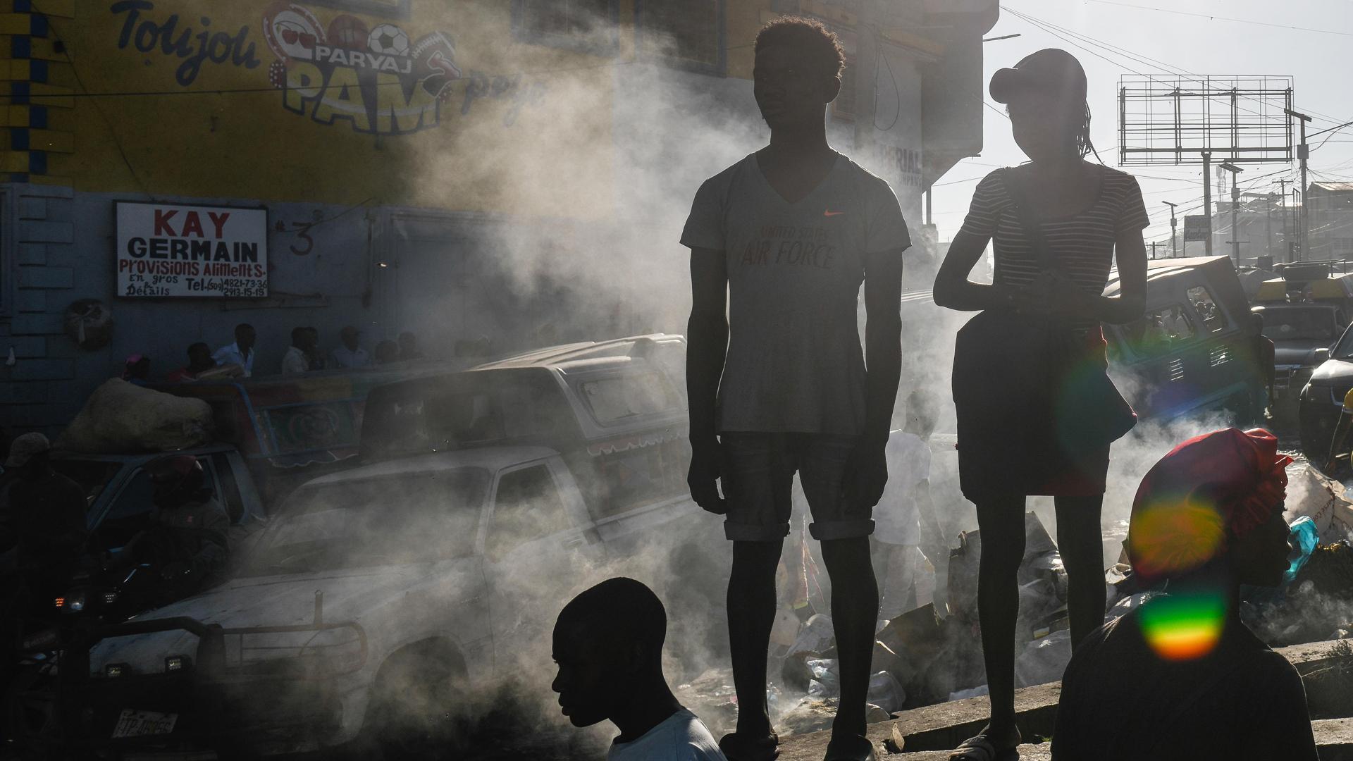 Varias personas se concentran en una calle donde se hallaron varios cadáveres este lunes, en Puerto Príncipe (Haití)