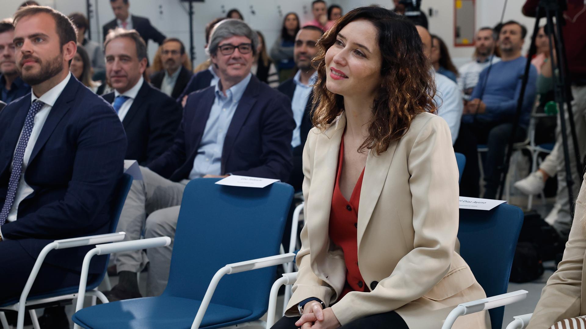 La presidenta de la Comunidad de Madrid, Isabel Díaz Ayuso (d), acompañada por el alcalde Arganda del Rey, Alberto Escribano (i)