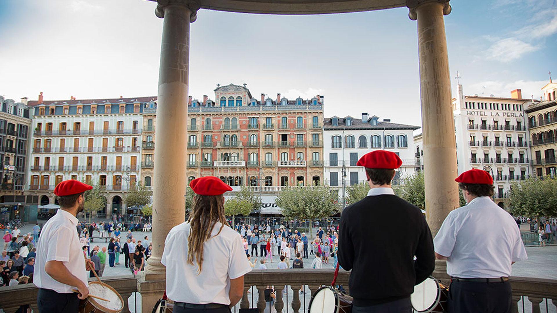 Actuación de la Banda de Txistularis de Pamplona en el quiosco de la Plaza del Castillo
