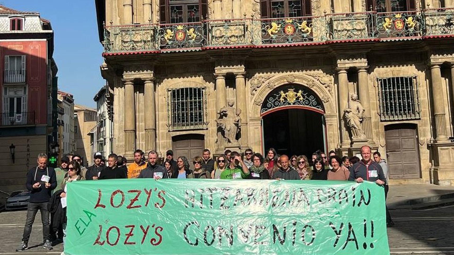 Concentración de miembros de la plantilla de Lozy's Pharmaceuticals frente al Ayuntamiento de Pamplona