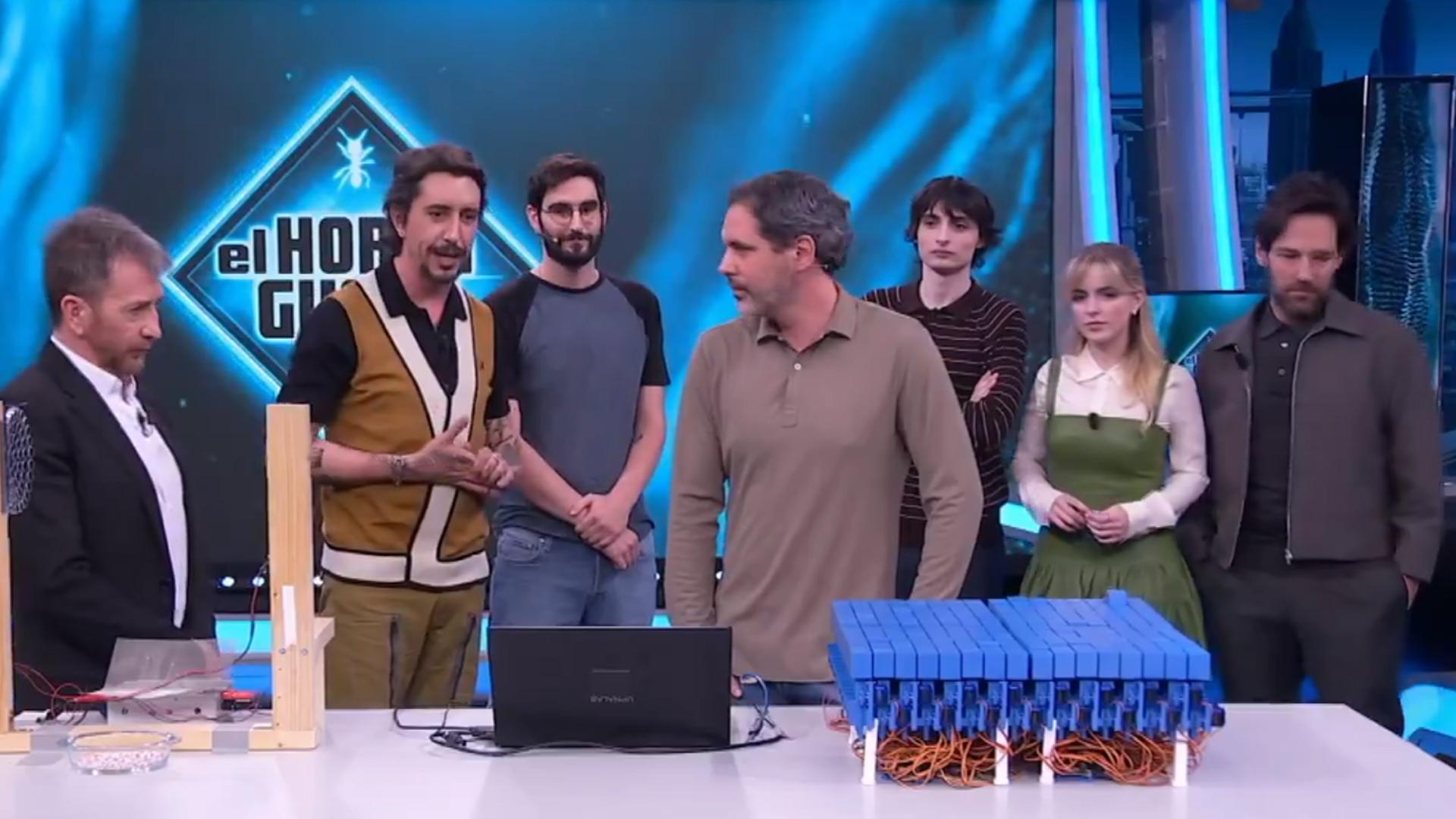 Asier Marzo e Íñigo Ezcurdia, junto a Pablo Motos y los actores de 'Los cazafantasmas' en 'El hormiguero'