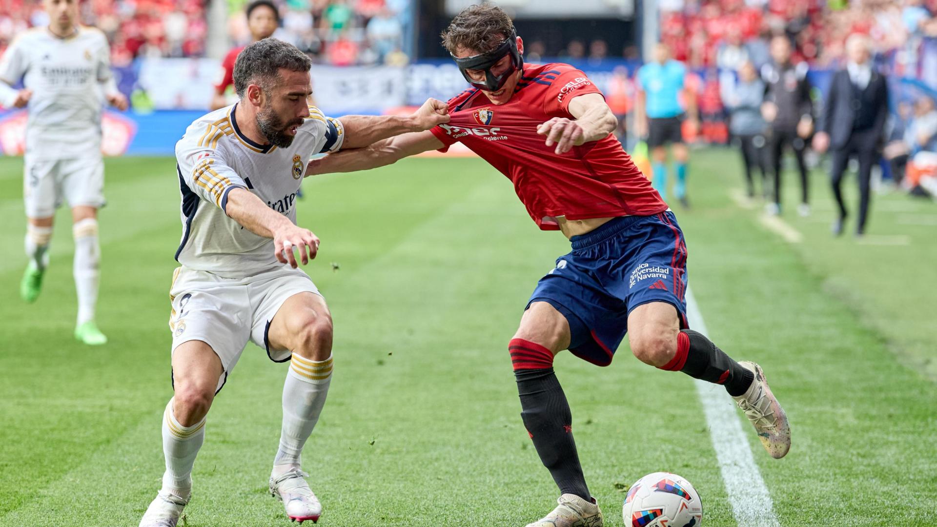 Dani Carvajal intenta tapar a Ante Budimir el pasado sábado en El Sadar