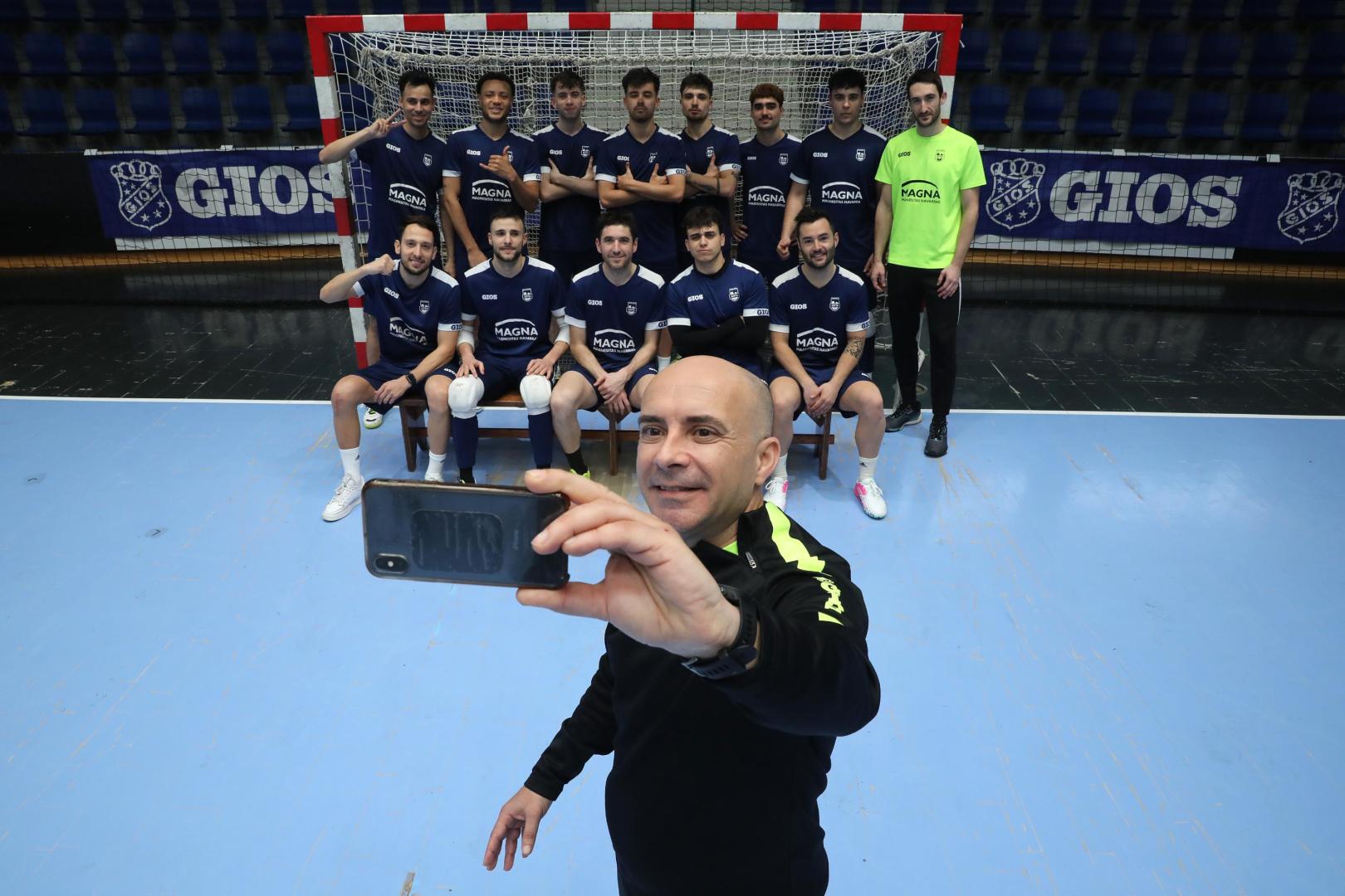 Miguel Hernández, entrenador de Osasuna Magna, se toma un selfi con la plantilla