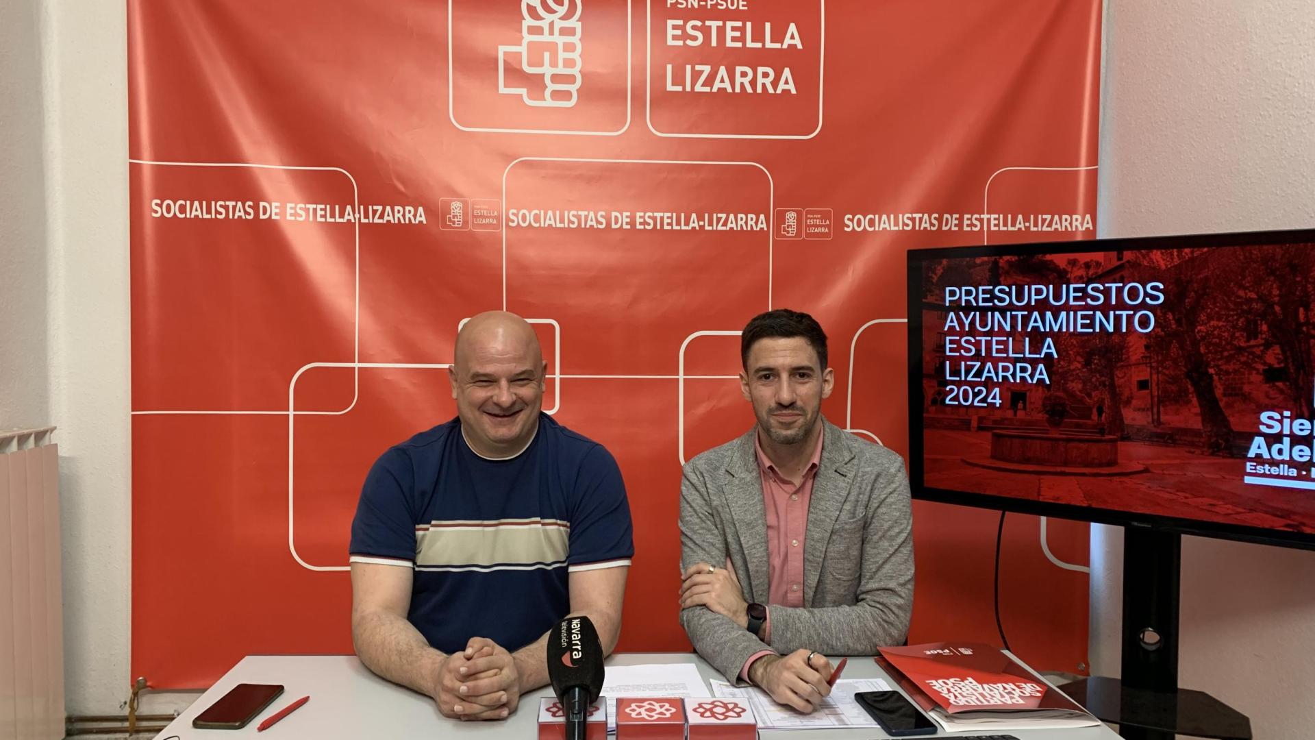 Fran Moleón e Ibai Crespo, en la sede del PSN de Estella