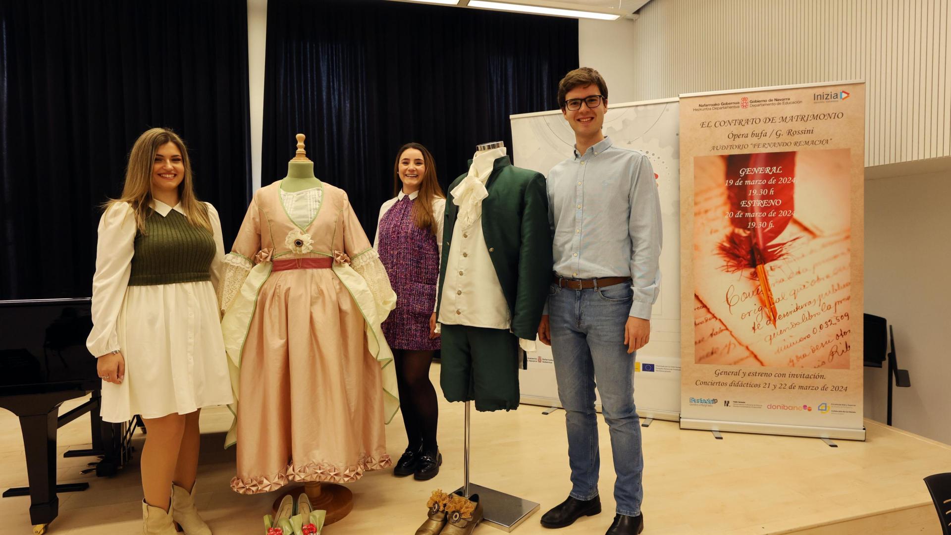 Desde la izq.: Leire Lucas (Fanny), Nora Pérez (Clarina) y Haritz Sagaseta (Edward), junto a dos trajes creados por alumnos de Confección y Moda del centro Donibane