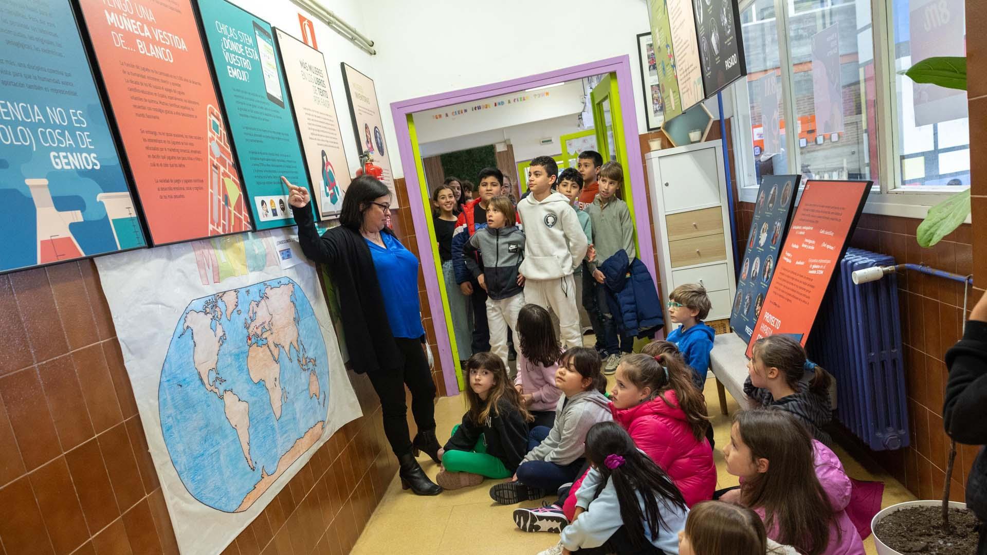 Exposición 'Las chicas somos guerreras' en el colegio San Julián