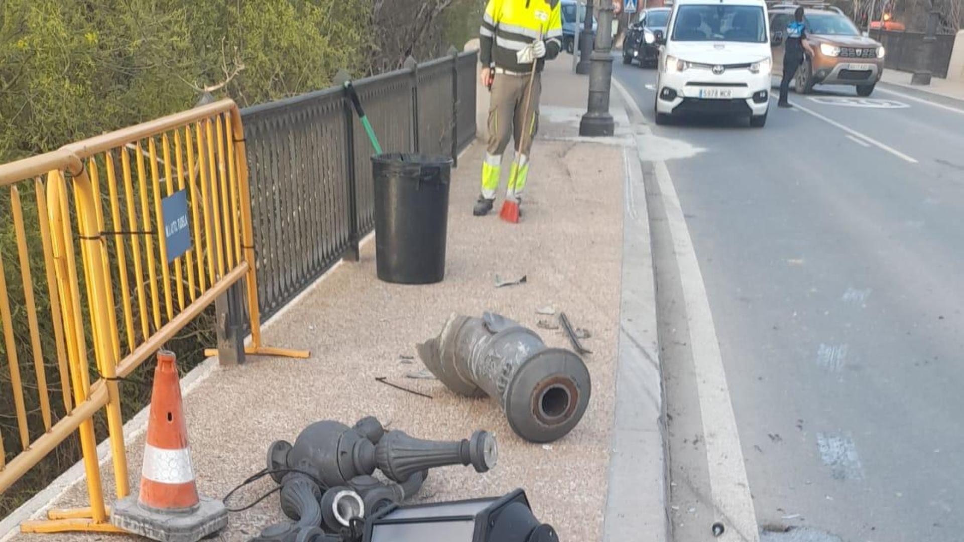 Restos de las farolas contra las que chocó y que derribaron también la valla