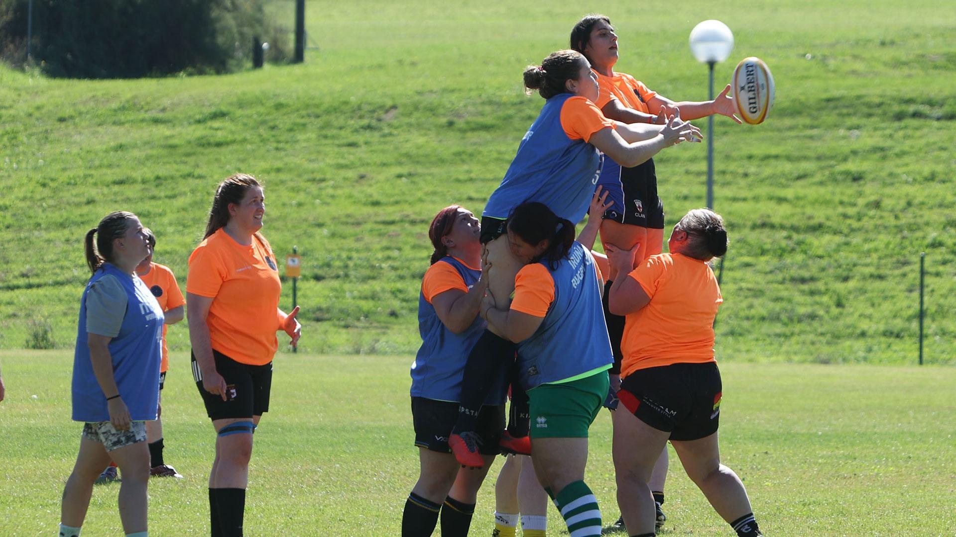 Entrenamiento de rugby en el polideportivo de la UPNA