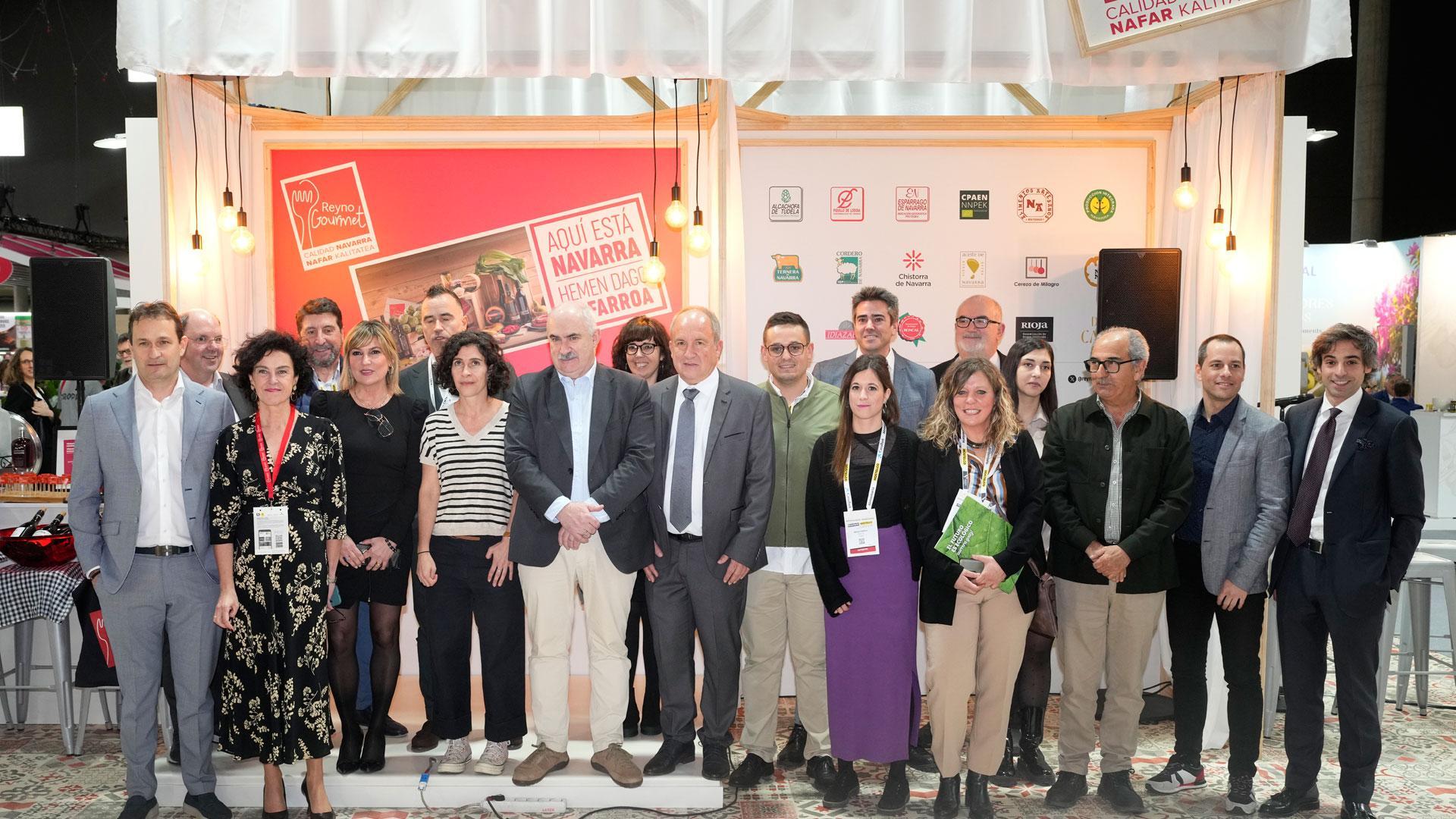 El consejero Aierdi junto con los representantes de las 40 empresas que participan en Alimentaria
