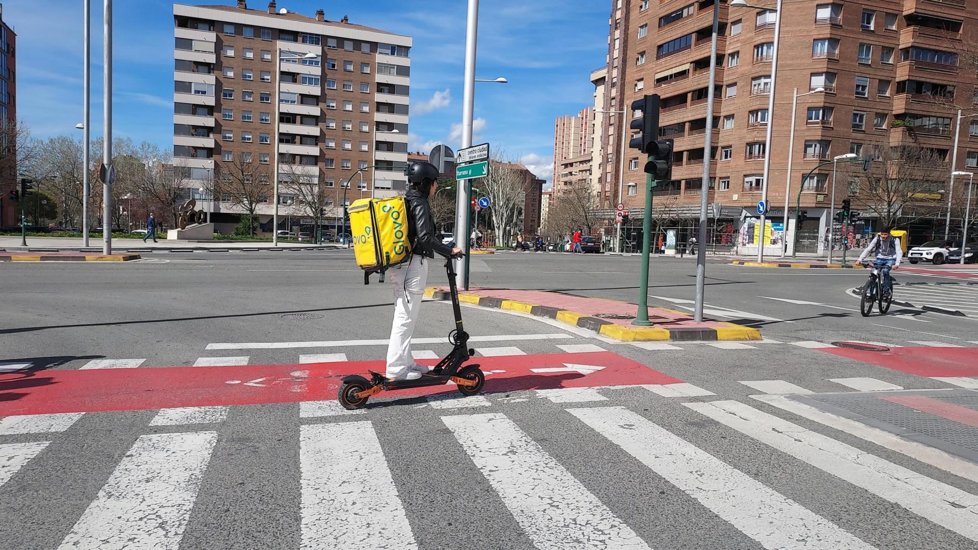 La joven rider de 20 años trata de compaginar las 12 horas de trabajo con los estudios.