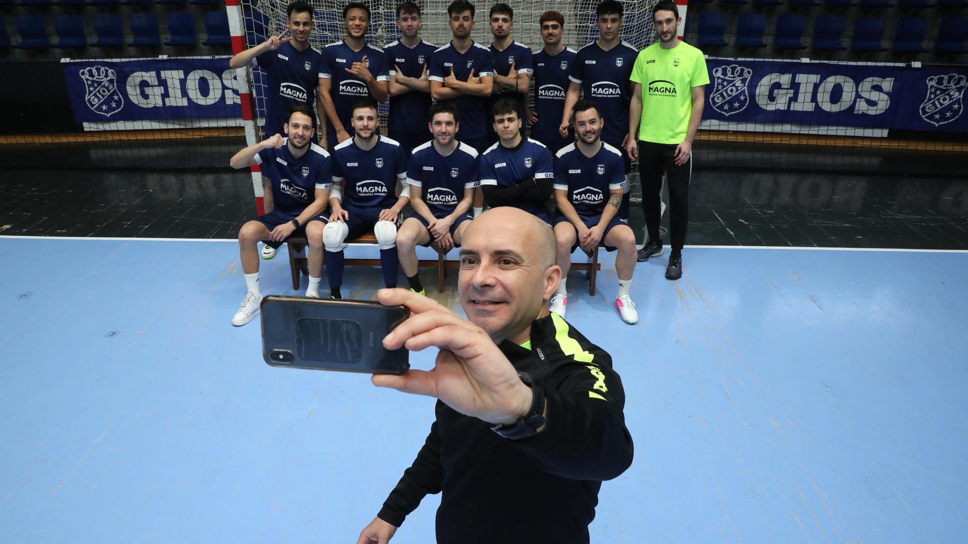 Miguel Hernández, entrenador de Osasuna Magna, se toma una fotografía junto a la plantilla