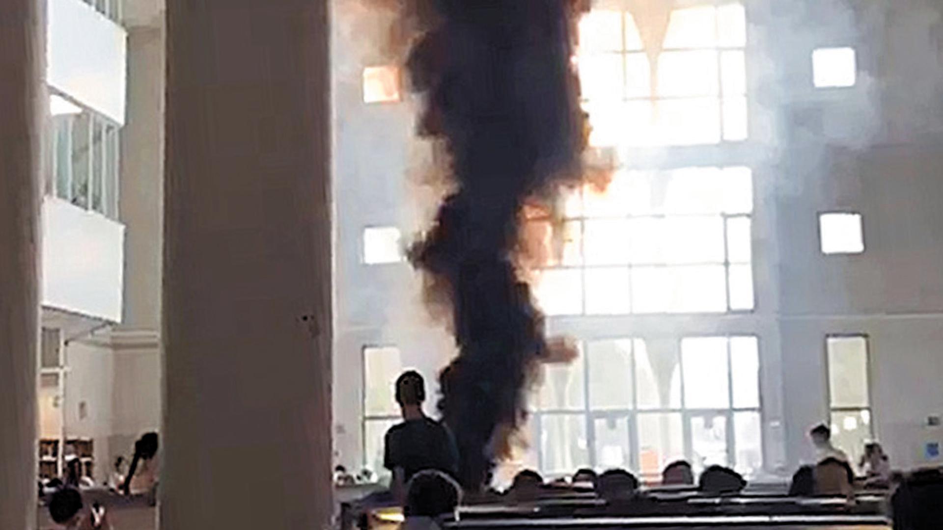 Encienden un bote de humo en la biblioteca de la UPNA