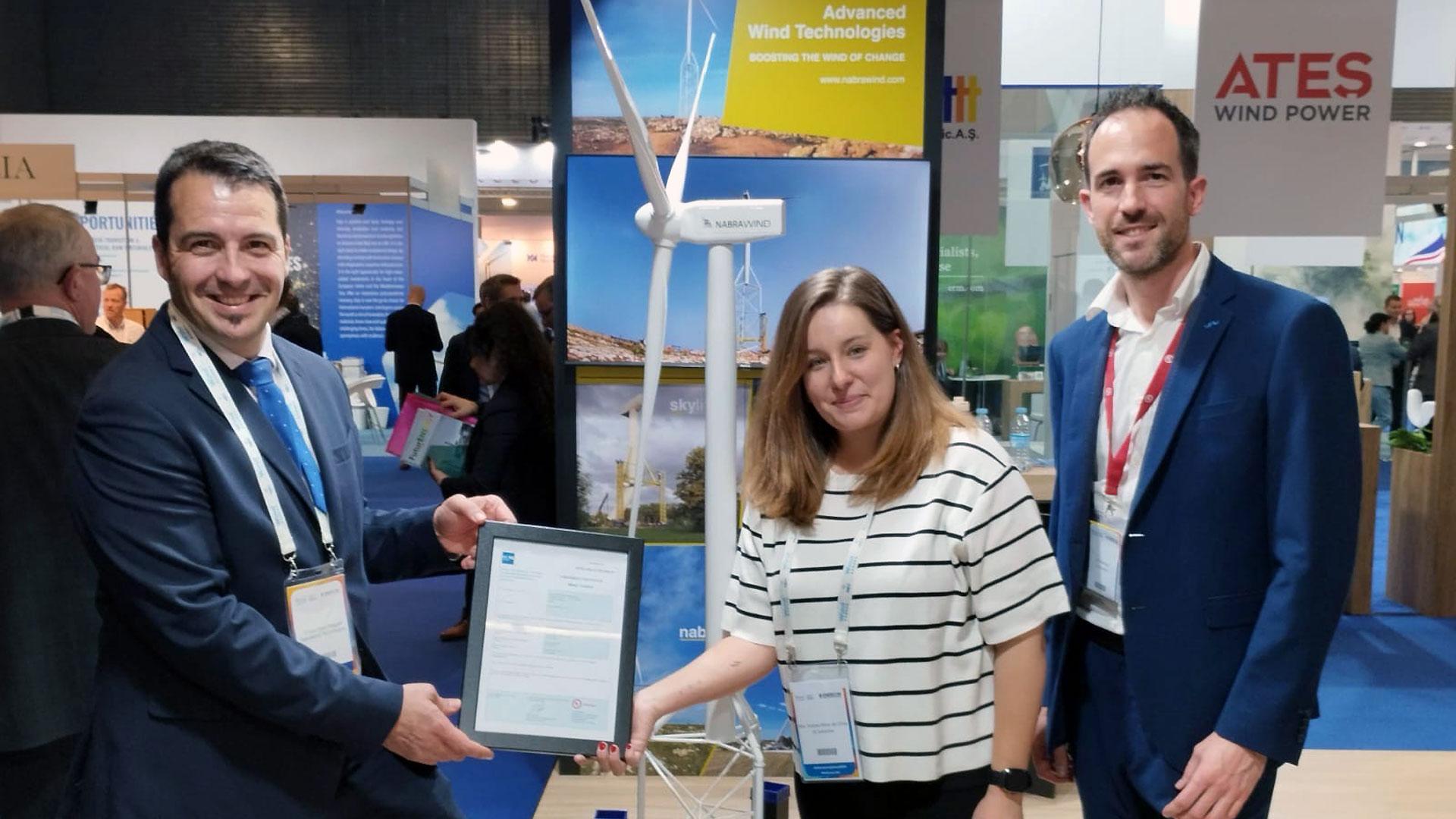 UL Solutions hace entrega de la certificación de componente a la familia de torres Nabraflit 3.0. Recoge, Eneko Sanz, director general de Nabrawind