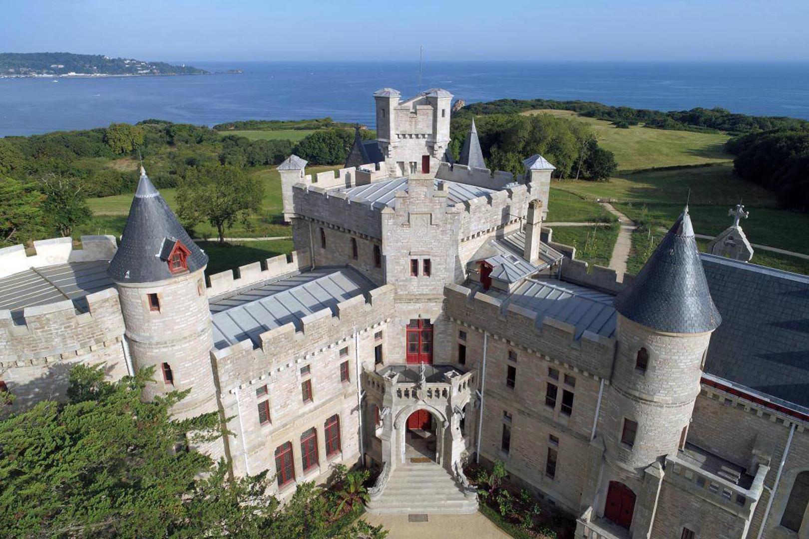 Cerca de la costa de Hendaya está abierto al público el castillo de Abbadia, lugar erigido por el etnólogo, geógrafo y hombre de ciencias Antoine d’Abbadie