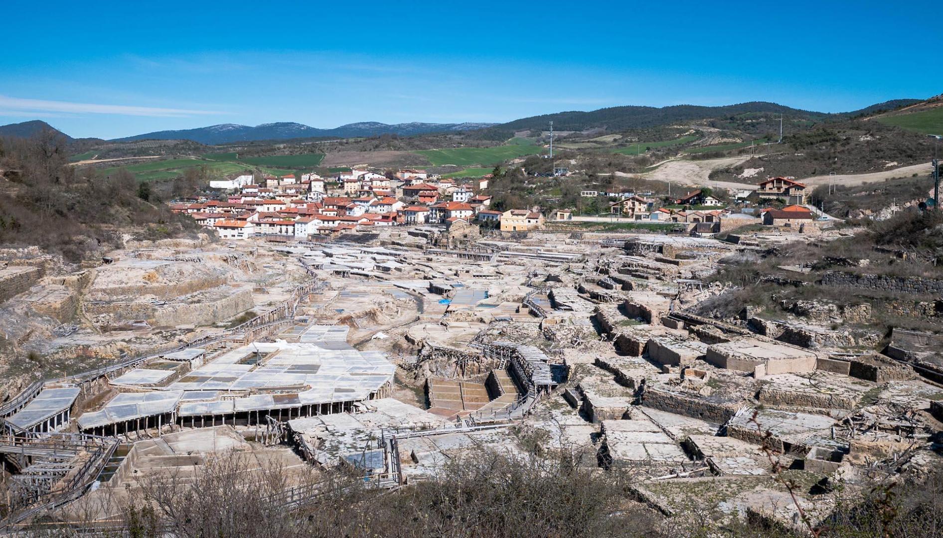 El Valle Salado de Añana, a 30 kilómetros de Vitoria, acoge una de las industrias más antiguas del mundo