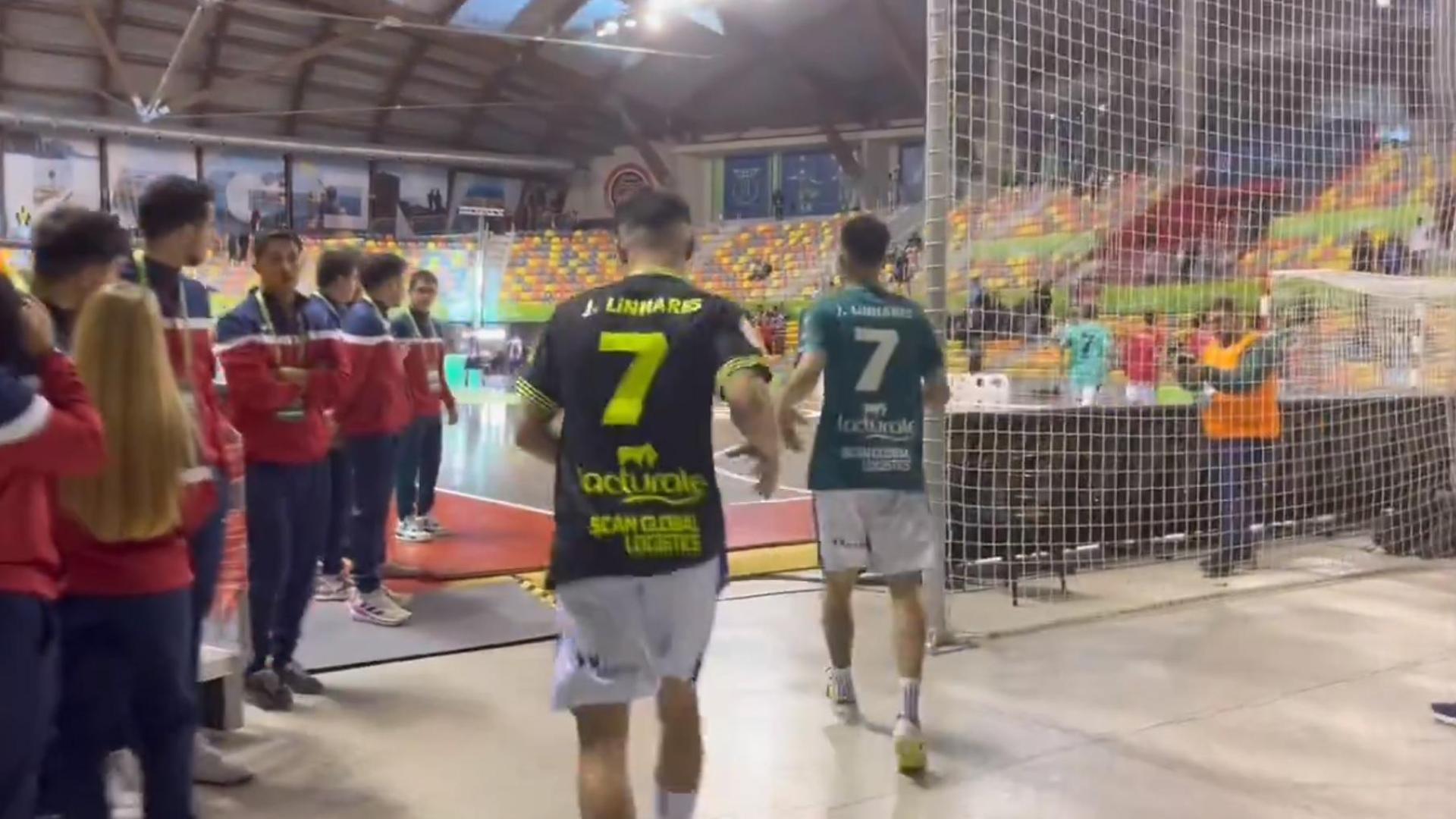 Los futbolista de Osasuna Magna saltan a la pista con el número '7' y el nombre de Linhares