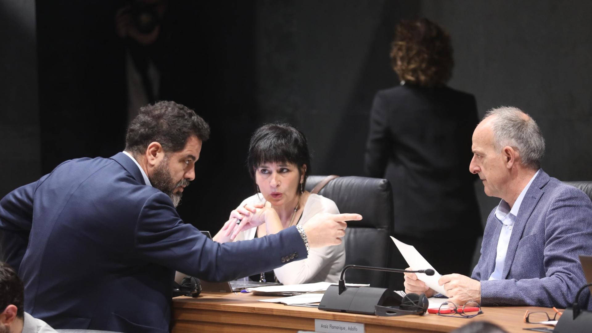 Ramón Alzórriz (PSN) señala con el dedo a Adolfo Araiz (EH Bildu), sentado en su escaño, ante la presencia de Laura Aznal (EH Bildu)