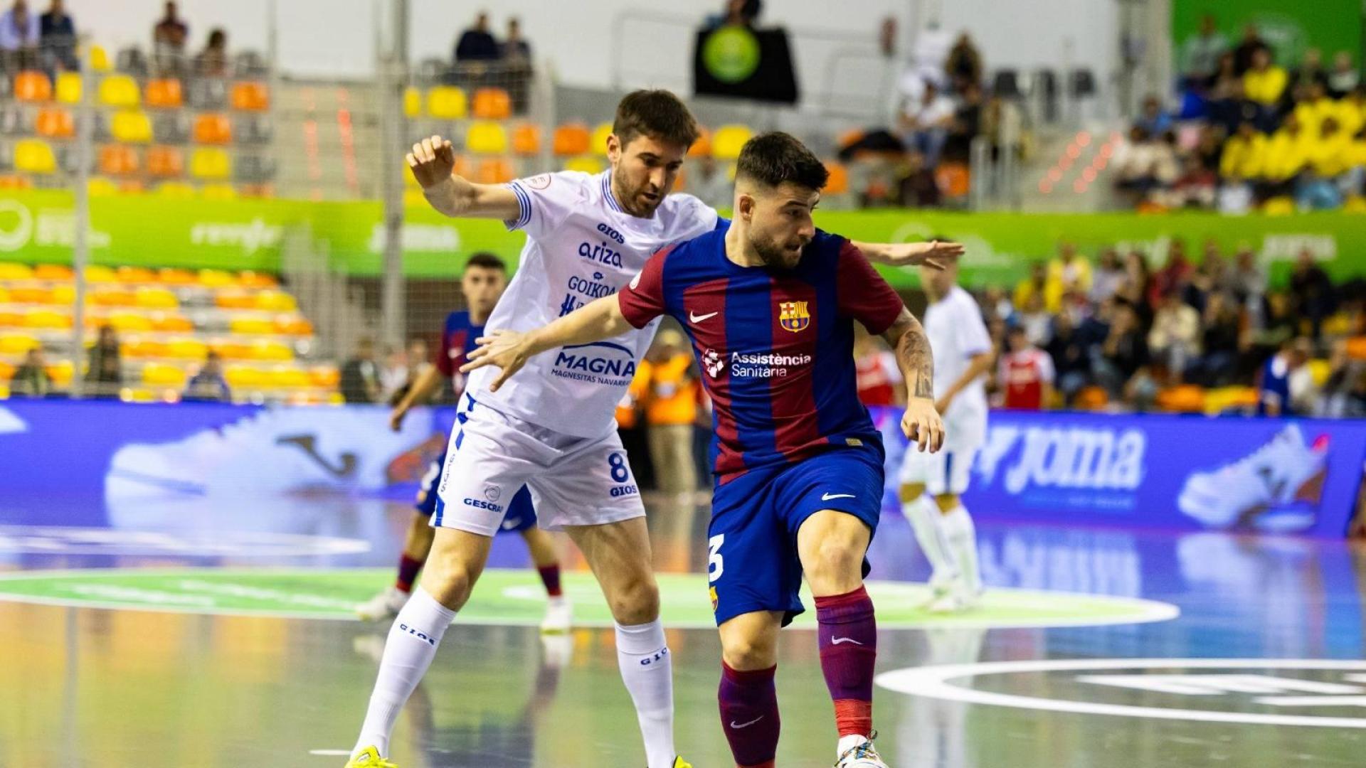 Roberto Martil defiende a Catela, autor de los dos goles del Barça.