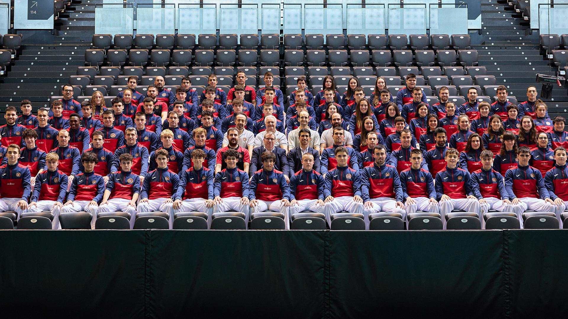 Más de un centenar de pelotaris de la selección navarra, técnicos y jueces se dieron ayer cita en el Navarra Arena para la foto oficial de la temporada.