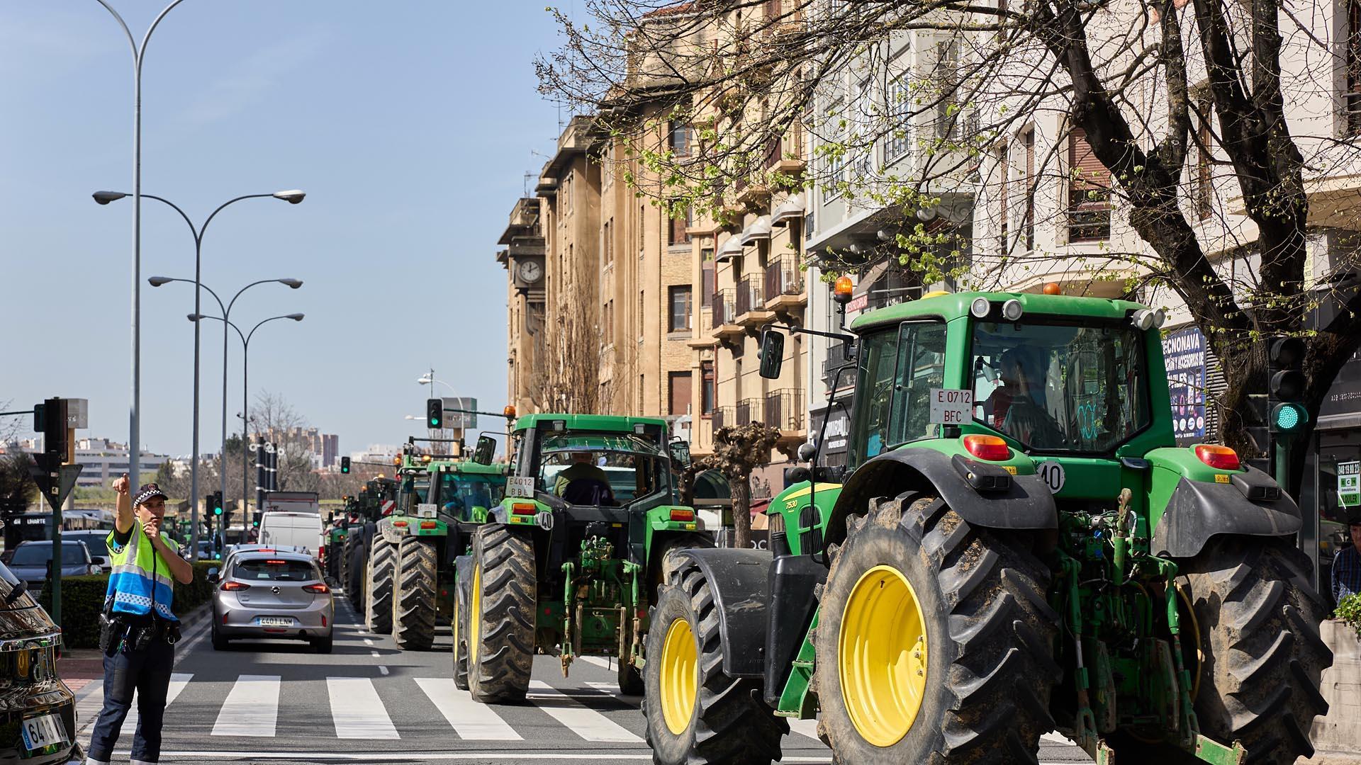 Los tractores han vuelto a circular este viernes por el centro de Pamplona.