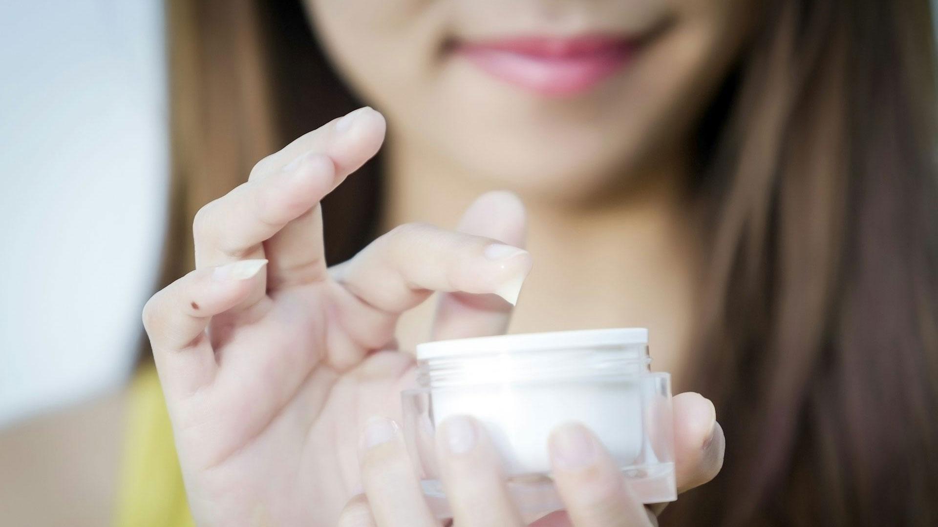 El ácido hialurónico está presente en muchos productos de cosmética y belleza