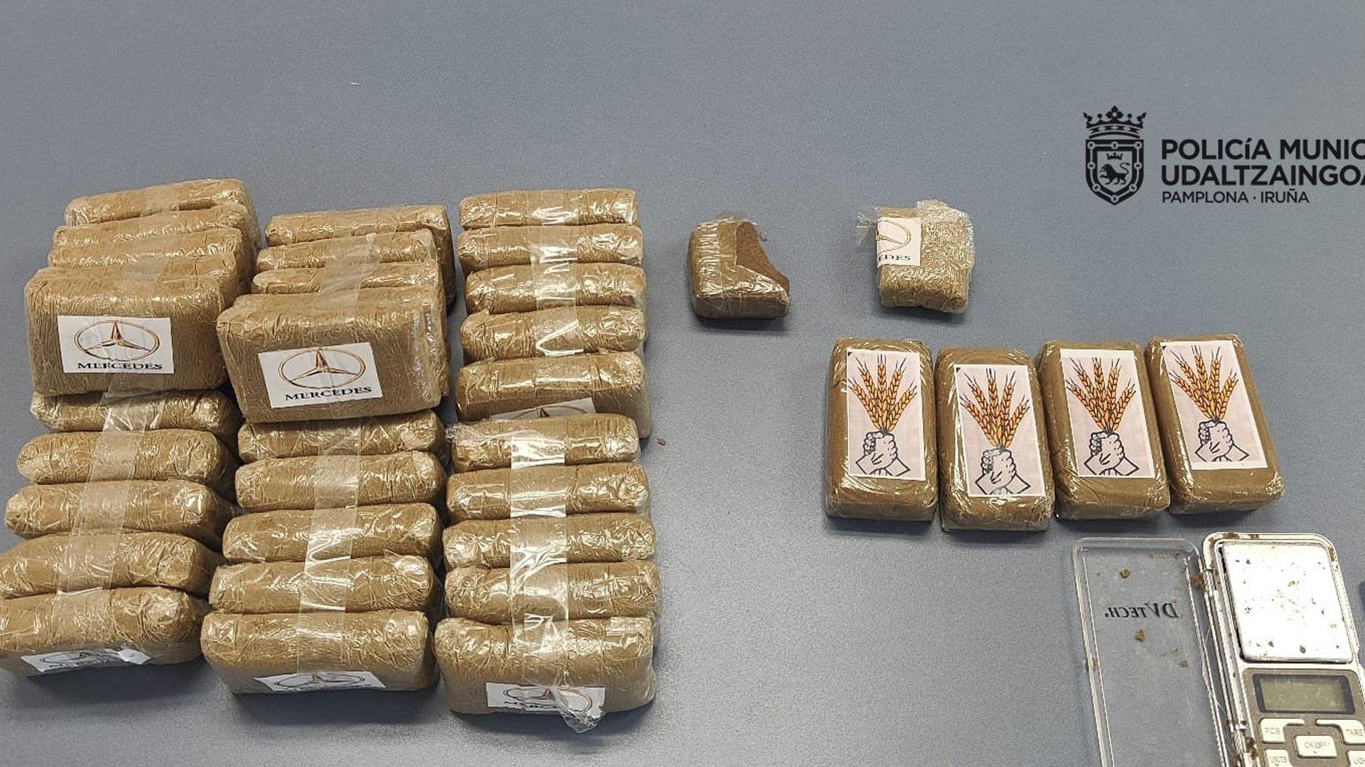 En el registro del domicilio del detenido en la calle Paulino Caballero de Pamplona se localizaron tres kilos y medio de hachís