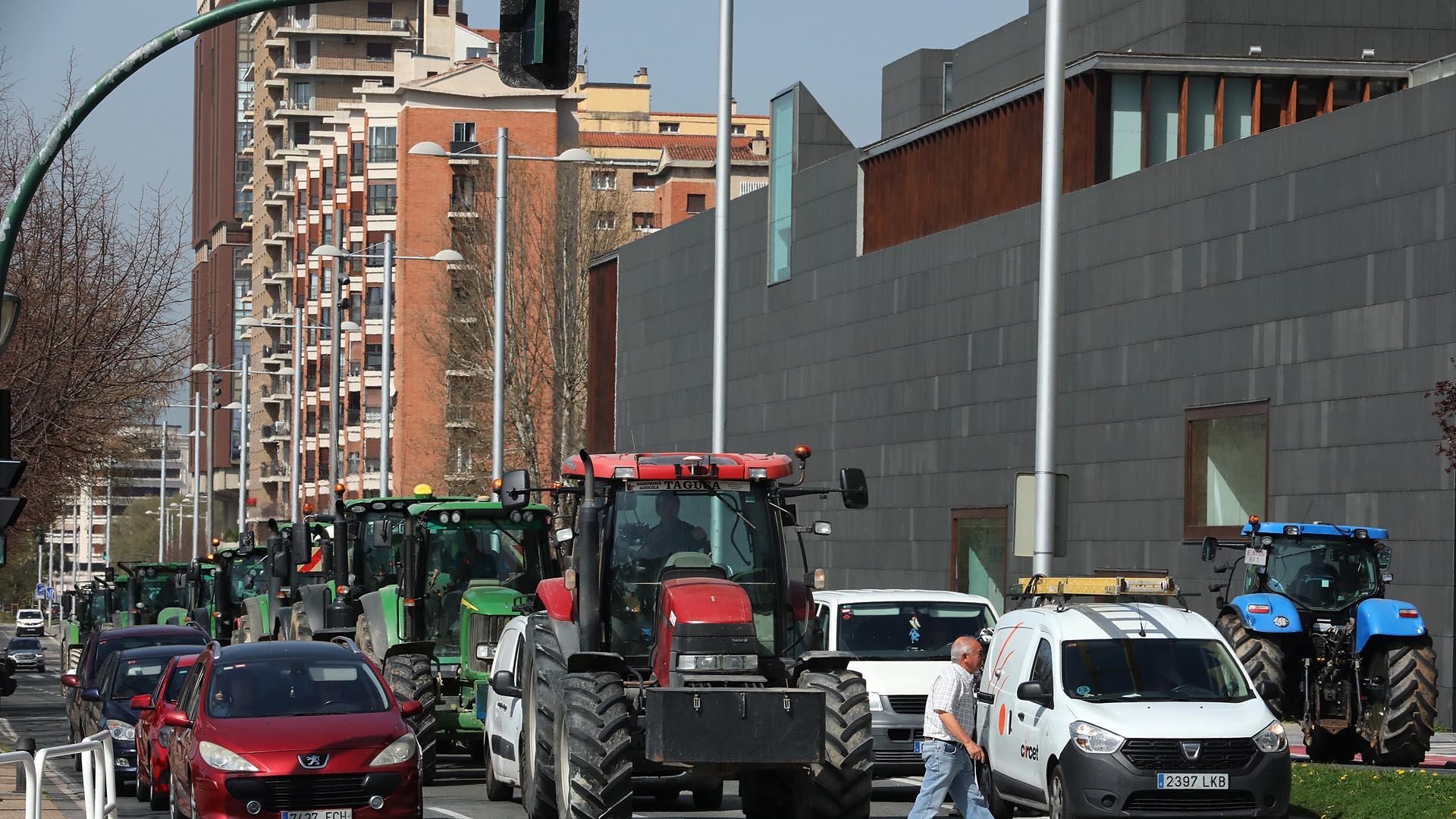 Los tractores han vuelto a circular este viernes por el centro de Pamplona.
