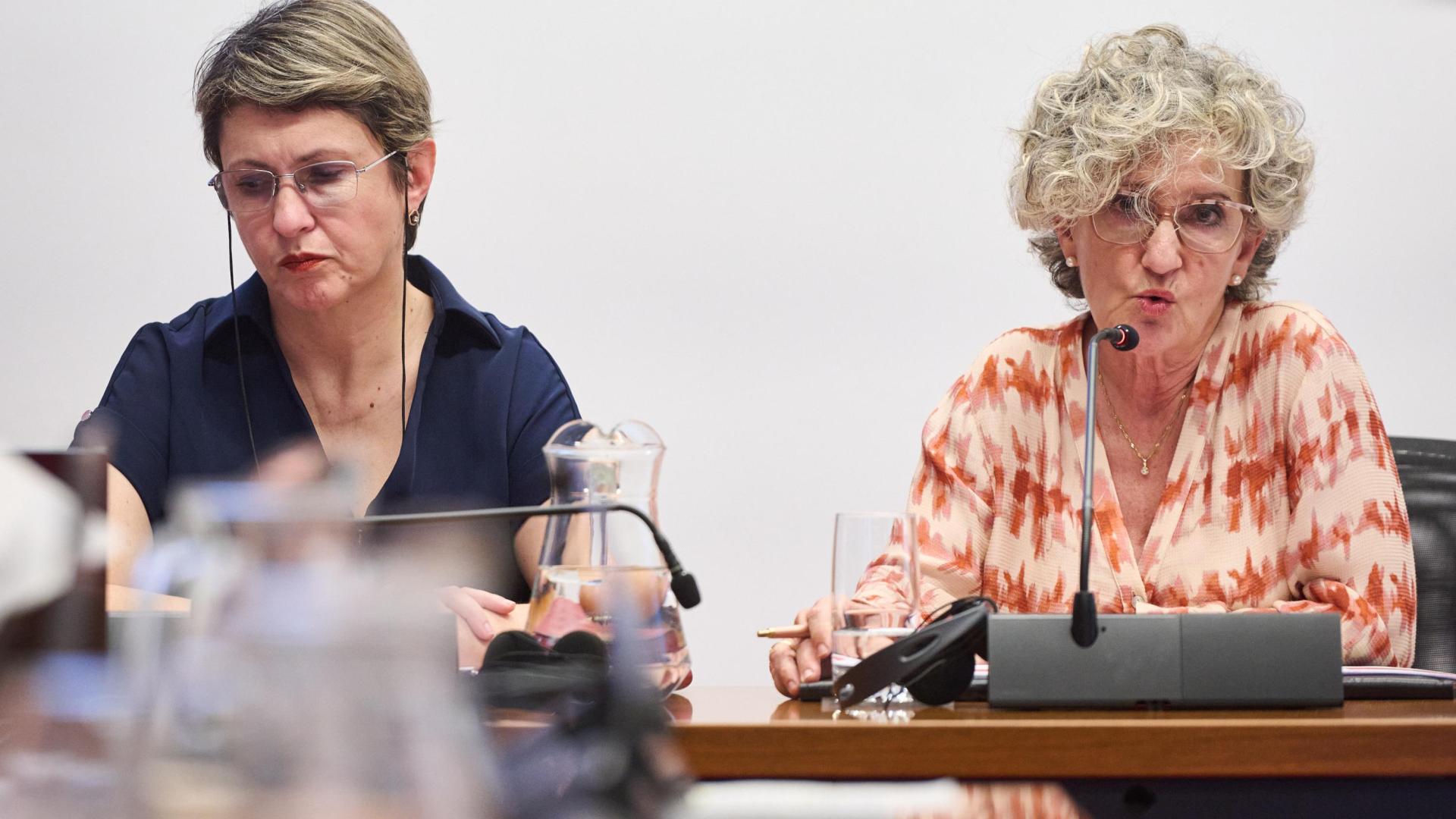 Nancy Gonzalo, directora de Asistencia Sanitaria, y Susana Miranda, gerente de Atención Primaria, en el Parlamento foral.