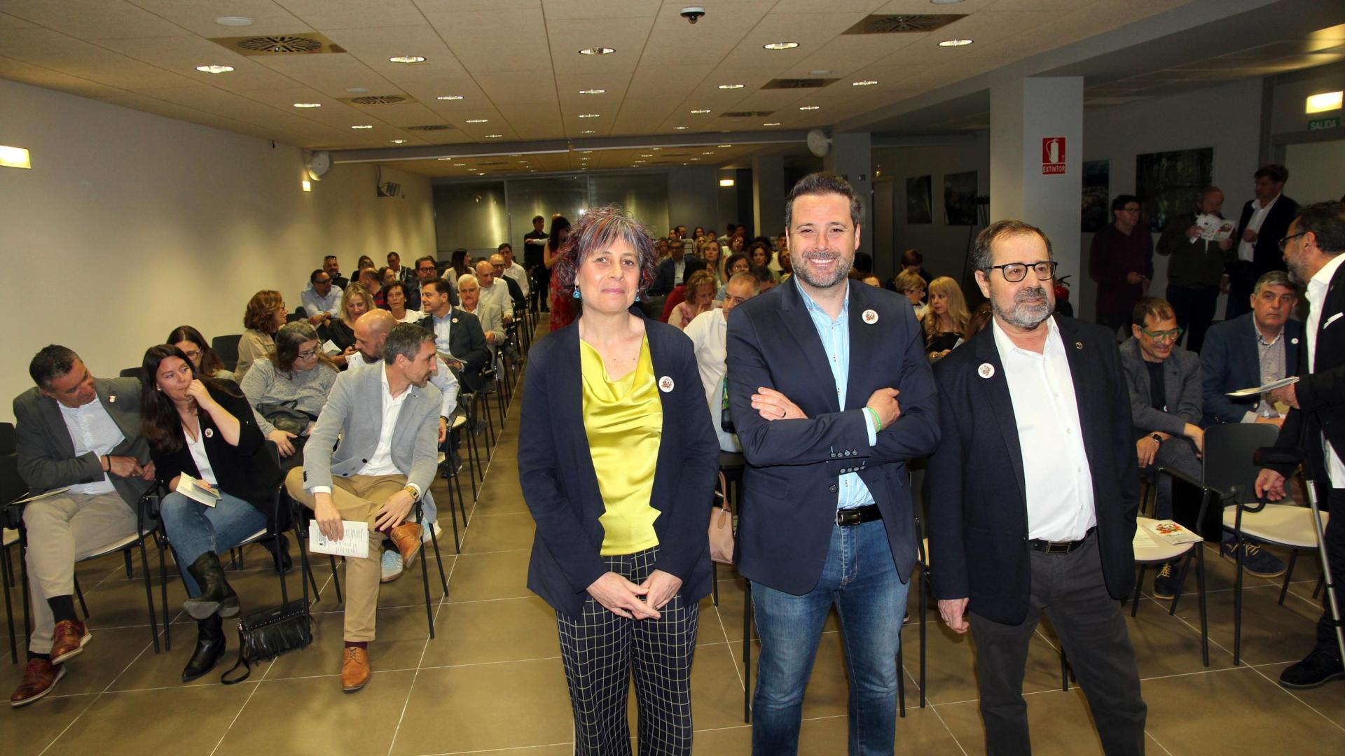 De izda. a dcha., la consejera de Cultura y Deporte, Rebeca Esnaola; el alcalde del Ayuntamiento de Tudela, Alejandro Toquero; y el presidente de la Orden del Volatín, Emilio Garrido, en la presentación de las Fiestas de la Verdura en la Ciudad Agroalimentaria de la capital ribera