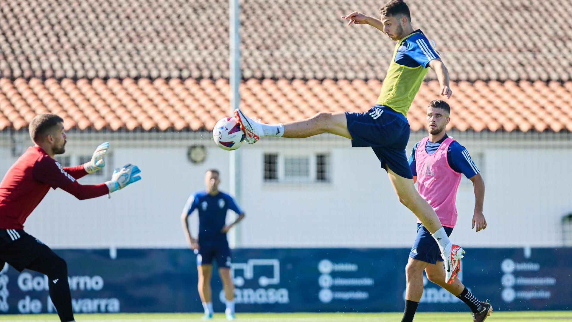 Raúl intenta rematar en presencia de Aitor Fernández en un entrenamiento de esta temporada.