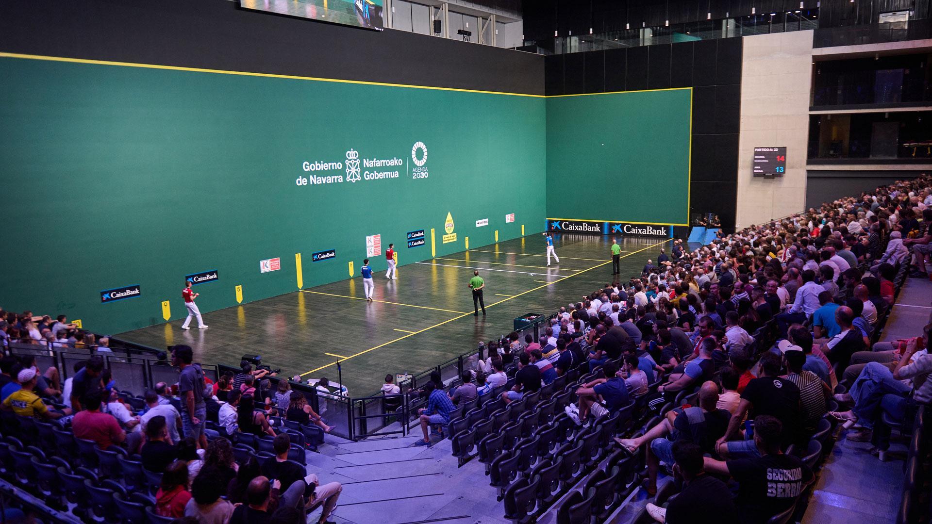 El público observa la primera semifinal entre Ezkurdia-Mariezkurrena y Jaka-Martija el pasado 29 de septiembre en un Arena abarrotado.