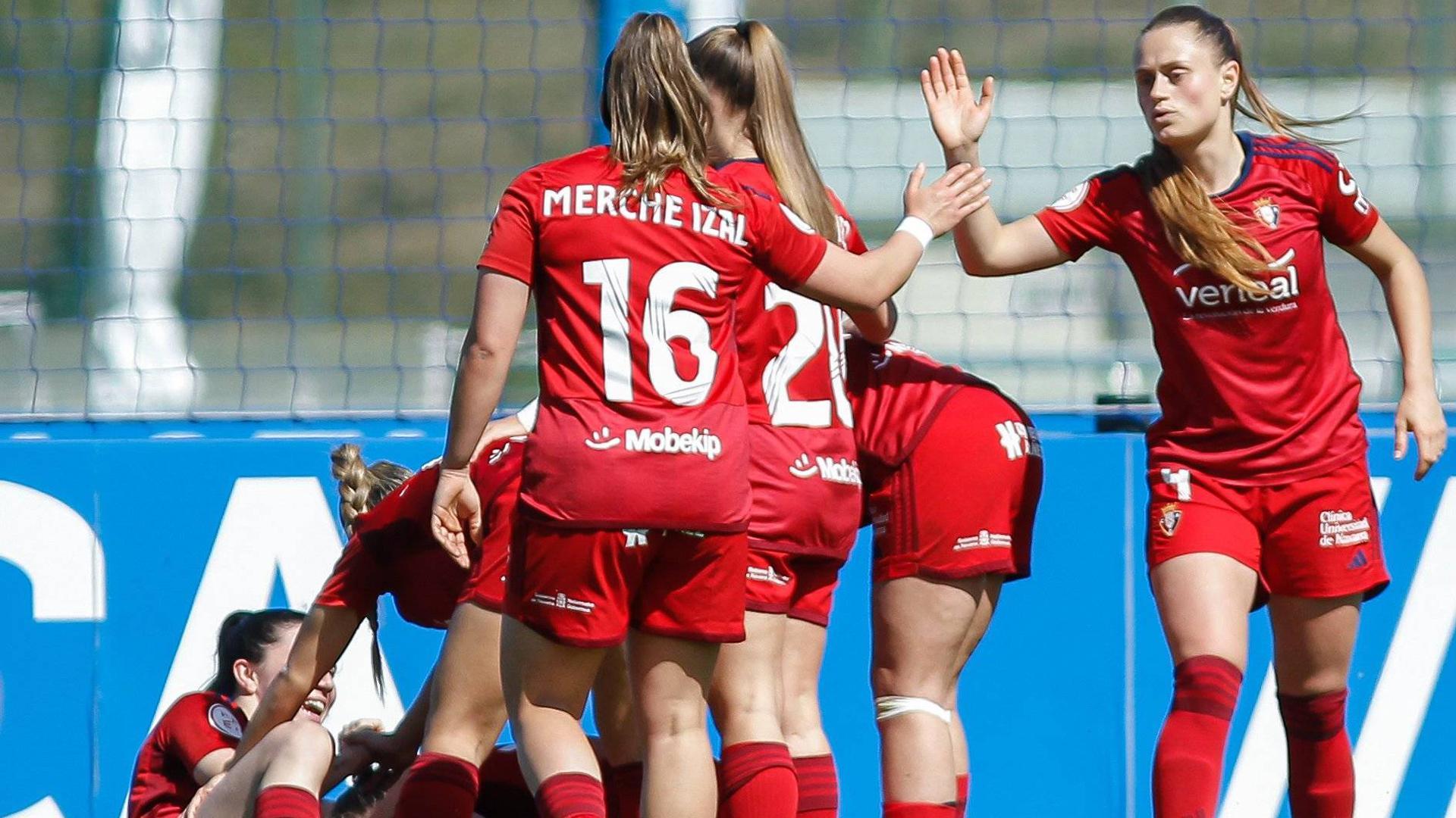 Las rojillas celebran el golazo de Maite Valero, tapada por sus compañeras, cuando quedaban segundos para el minuto 90