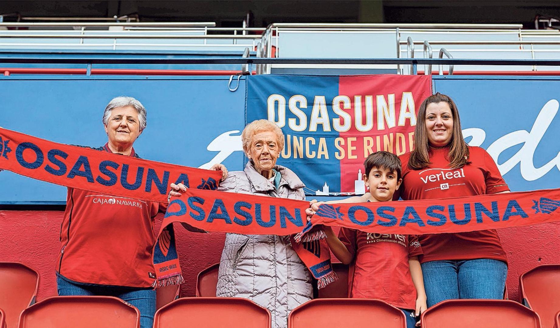 Mariví, Victoria, Mateo y Oihana, en sus localidades de la Grada de Preferencia