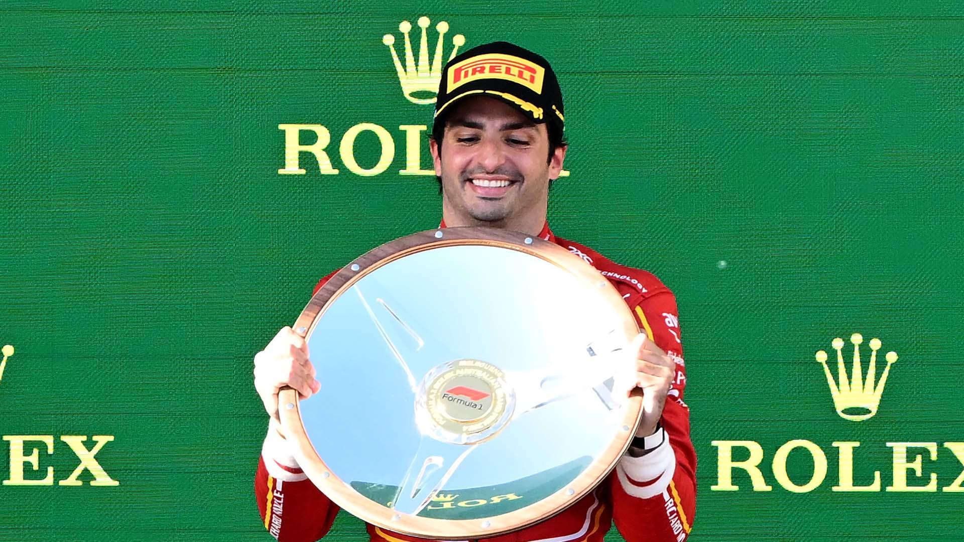 Carlos Sainz, en el podio del circuito Albert Park de Melbourne