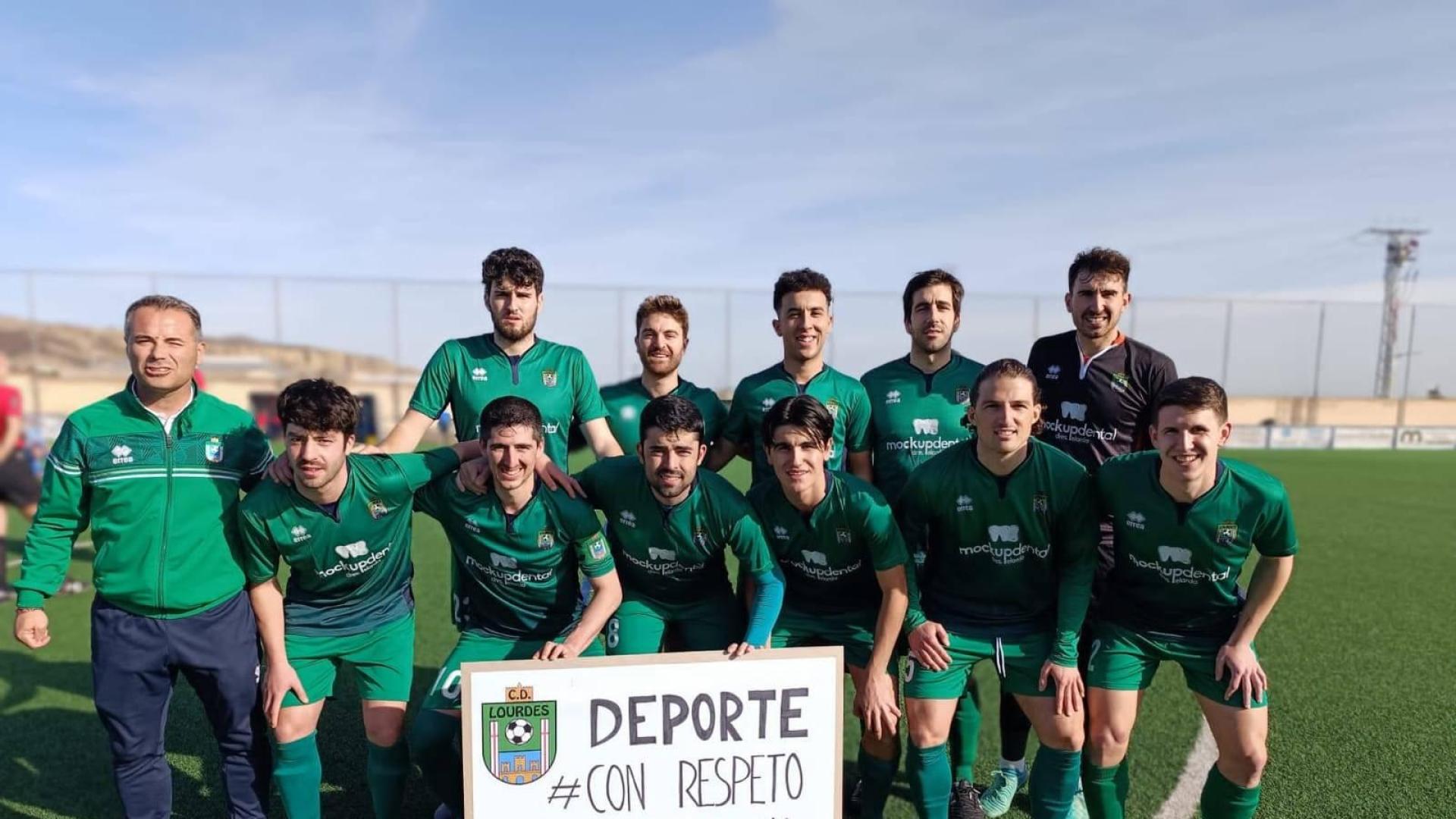 Los jugadores del equipo del Lourdes que milita en la Regional Preferente mostraron su apoyo con su compañero juvenil