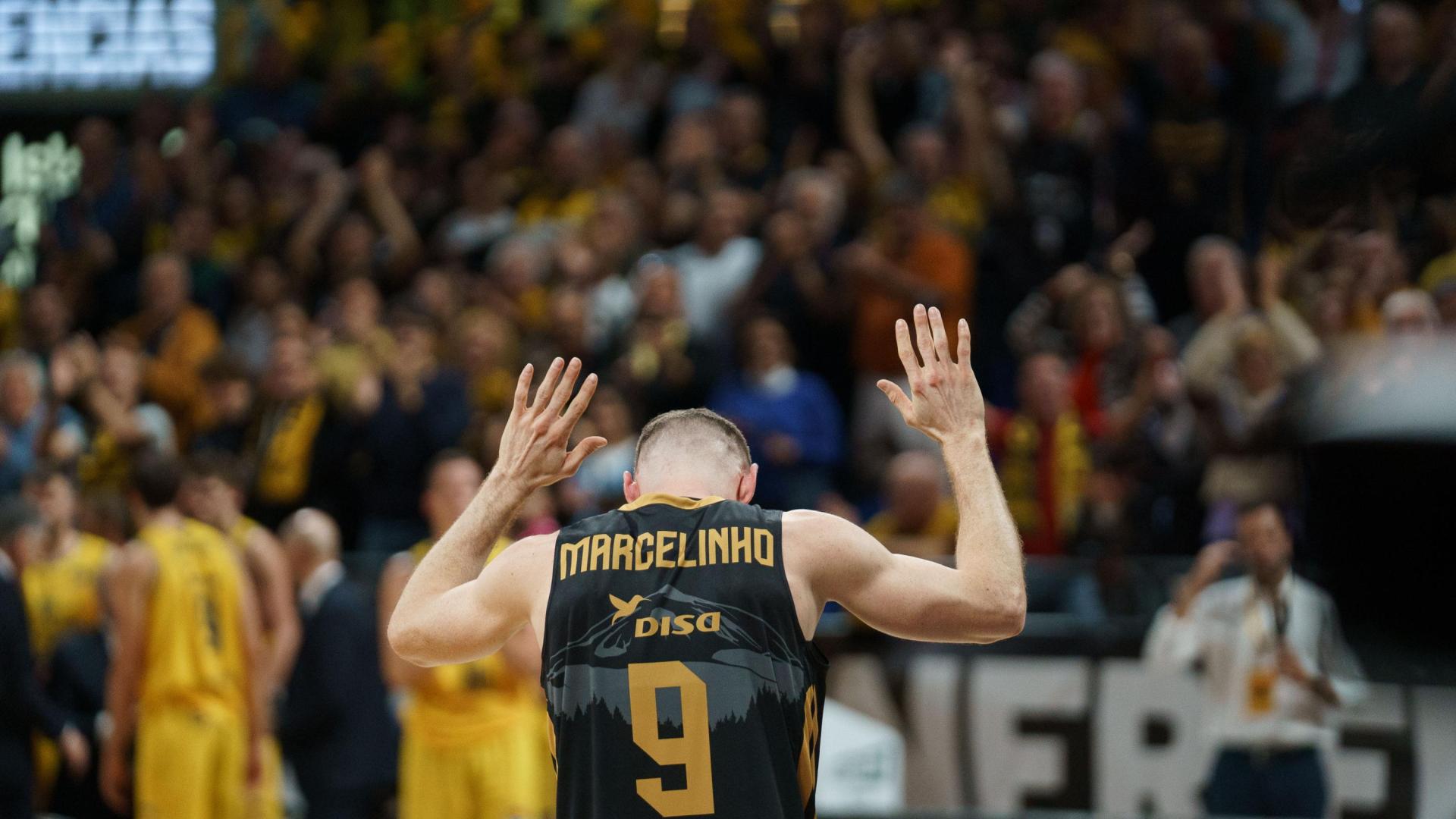 Marcelinho Huertas celebra haberse convertido en el máximo asistente de la Liga ACB en Tenerife