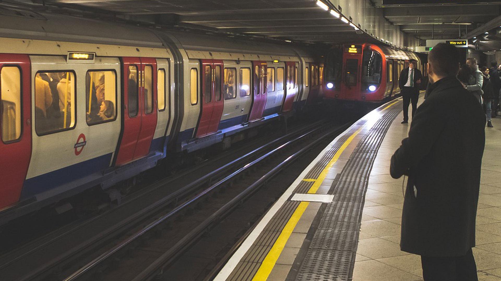Personas que cogen el metro para ir a trabajar
